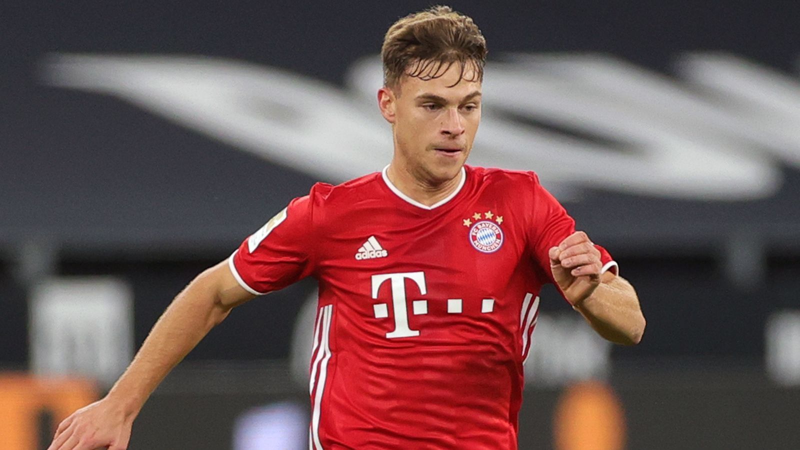 
                <strong>Joshua Kimmich (FC Bayern München)</strong><br>
                Der "Aggressive Leader" spielt eine recht unauffällige erste halbe Stunde. Mit einer harten Grätsche gegen Haaland unterbindet er den Konter und überstreckt dabei sein Knie. Nach langer Behandlungspause verlässt er mit Tränen in den Augen das Spielfeld. Das sieht nach einer schwereren Verletzung aus. ran-Note: 
              