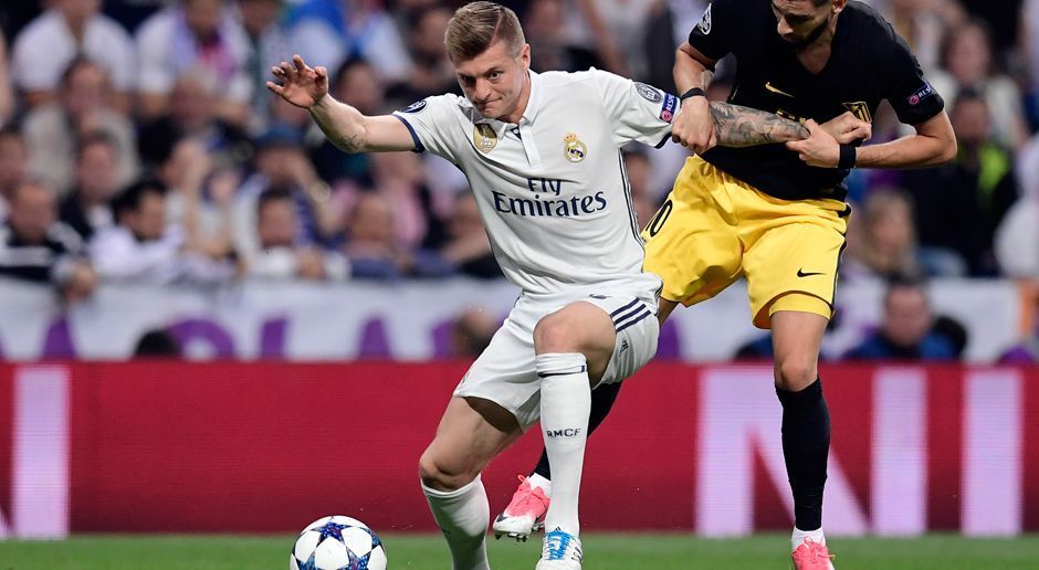 
                <strong>Toni Kroos (Real Madrid)</strong><br>
                Der Weltmeister ist stets präsent, verteilt als Dreh- und Angelpunkt die Bälle und ist Reals umsichtiger Antreiber. Kroos verlagert das Spiel immer wieder, dazu beeindruckt er mit einer stoischen Ruhe am Ball und einer guten Übersicht. Hat mit die meisten Ballkontakte seiner Mannschaft und im Spiel nach vorne immer wieder gute Aktionen. ran-Note: 2
              