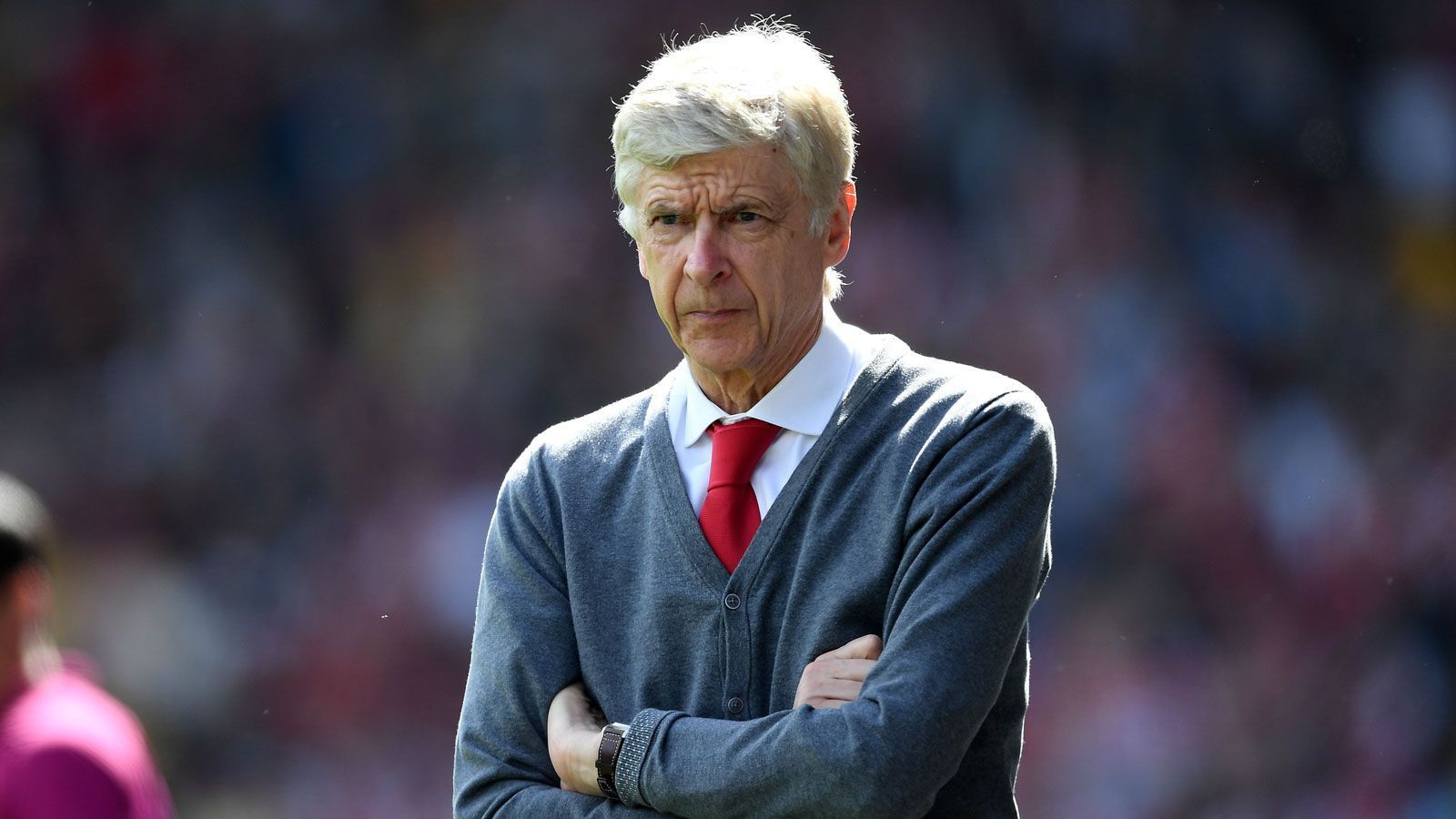 
                <strong>Platz 8: Arsene Wenger (vereinslos)</strong><br>
                Wettquote 26,0Überraschend unwahrscheinlich ist für die Buchmacher ein Engagement des früheren Arsenal-Trainers Arsene Wenger. Vielleicht weil sich der 70-Jährige selbst nicht unbedingt als Feuerwehrmann sieht. Aber: Wenger spricht Deutsch und könnte mit einem großen Verein noch einmal einen Meistertitel in Angriff nehmen, was ihm bei den "Gunners" in den vergangenen Jahren nicht mehr vergönnt war. Zudem ist der Bayern-Kader an sich auch gut genug, um um den Titel in der Champions League mitzuspielen.
              