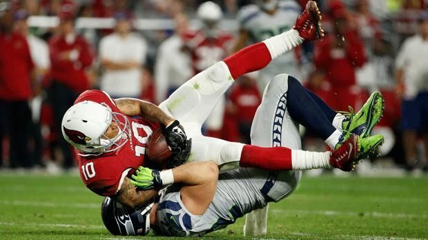 
                <strong>Seahawks vs. Cardinals </strong><br>
                Die Seattle Seahawks und die Arizona Cardinals trennen sich in Week 7 mit 6:6 und stellen damit einen kuriosen Negativrekord auf: Zum dritten Mal endet ein Unentschieden in der NFL mit 6:6 (nach 1970 und 1972). Zum dritten Mal sind die Cardinals am punktärmsten Remis beteiligt. Allerdings war das Team bei den ersten beiden Unentschieden noch in St. Louis zu Hause.
              