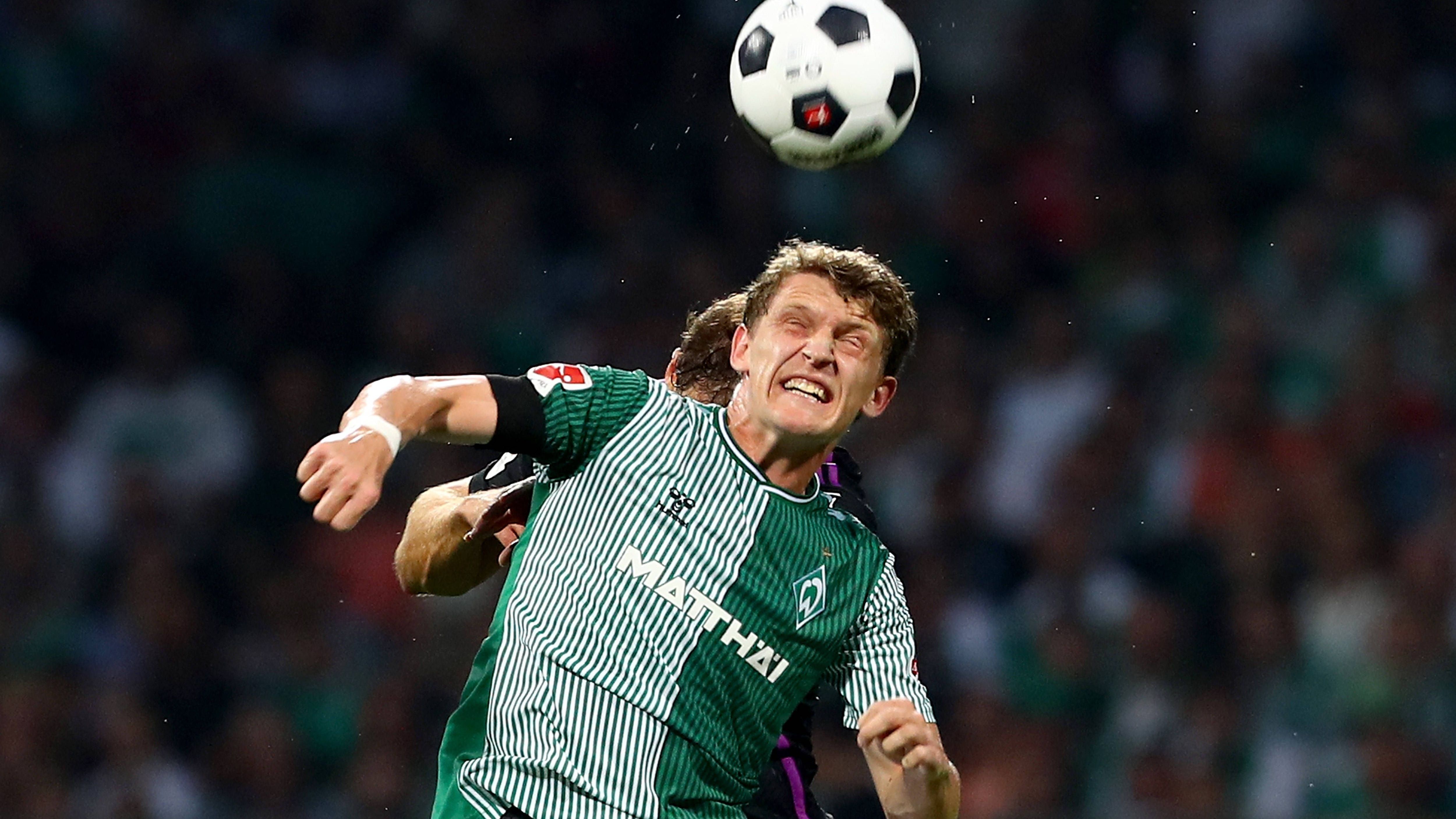 <strong>Jens Stage (Werder Bremen)</strong>&nbsp;<br>Stage hat im Mittelfeld seine Probleme, trägt am Gegentor zum 0:1 eine große Mitschuld und lässt sich auch sonst zu einfach überspielen. Sein Passspiel ist zu ungenau. In der zweiten Halbzeit steigert er sich zunächst, verfehlt in der 62. Minute nur knapp das Tor. <strong>ran-Note: 4</strong>