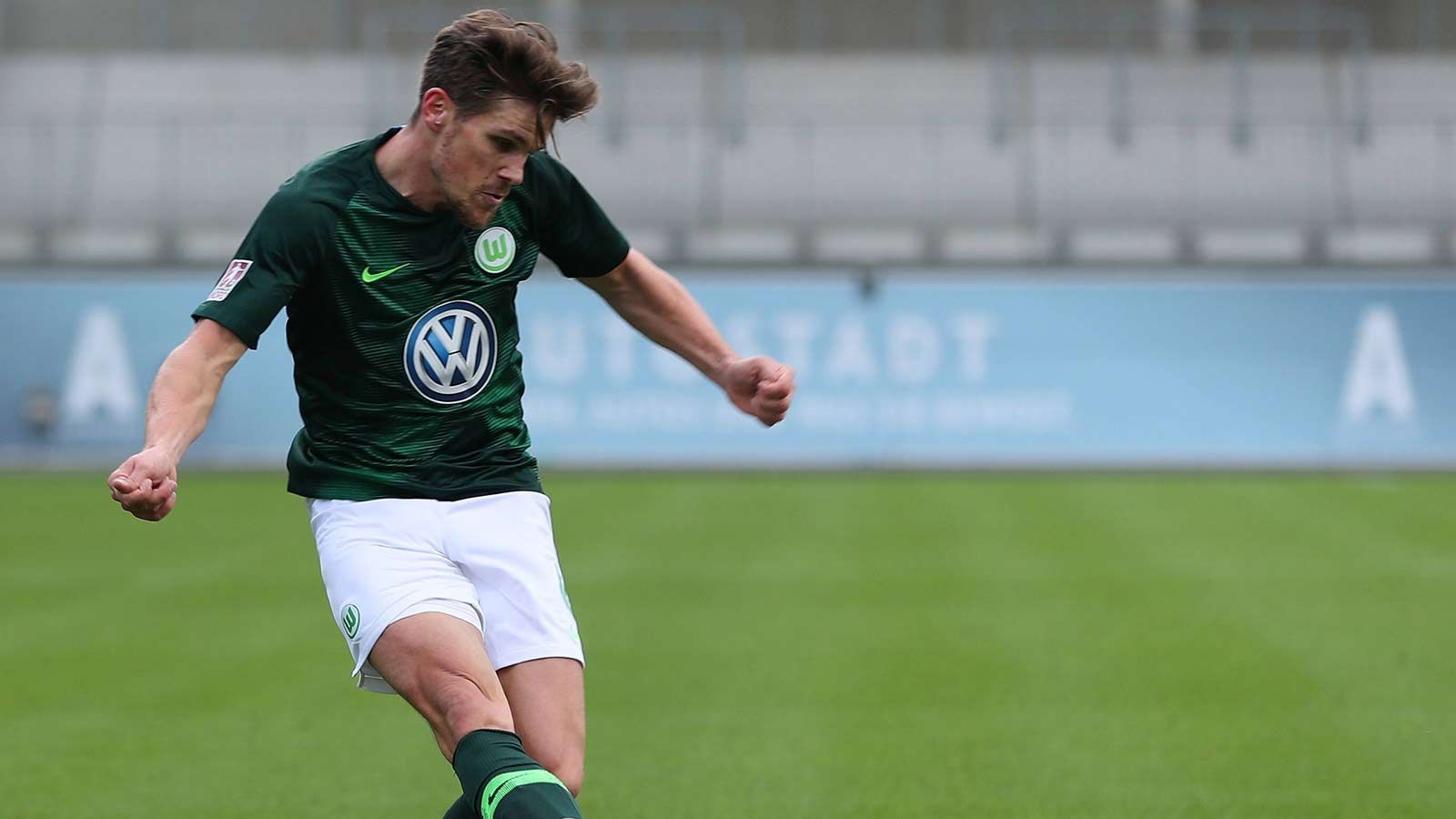 
                <strong>Sebastian Jung (VfL Wolfsburg)</strong><br>
                Sebastian Jung hat seitdem er 2014 zum VfL Wolfsburg gewechselt ist eine Verletzungsmisere hingelegt. Nachdem er die gesamte Vorbereitung der Saison 2017/18 wegen Wadenproblemen verpasst hat, machte er bisher aufgrund von Trainingsrückstand kein Spiel für die erste Mannschaft der Wölfe. Jetzt kam der 28-jährige Außenverteidiger zu seinem ersten Einsatz über 90 Minuten bei der zweiten Mannschaft. Doch vor kurzem musste er erneut einen Rückschlag hinnehmen, als er in der Länderspielpause das Training bei den Profis aufgrund von Muskelproblemen abbrechen musste.
              