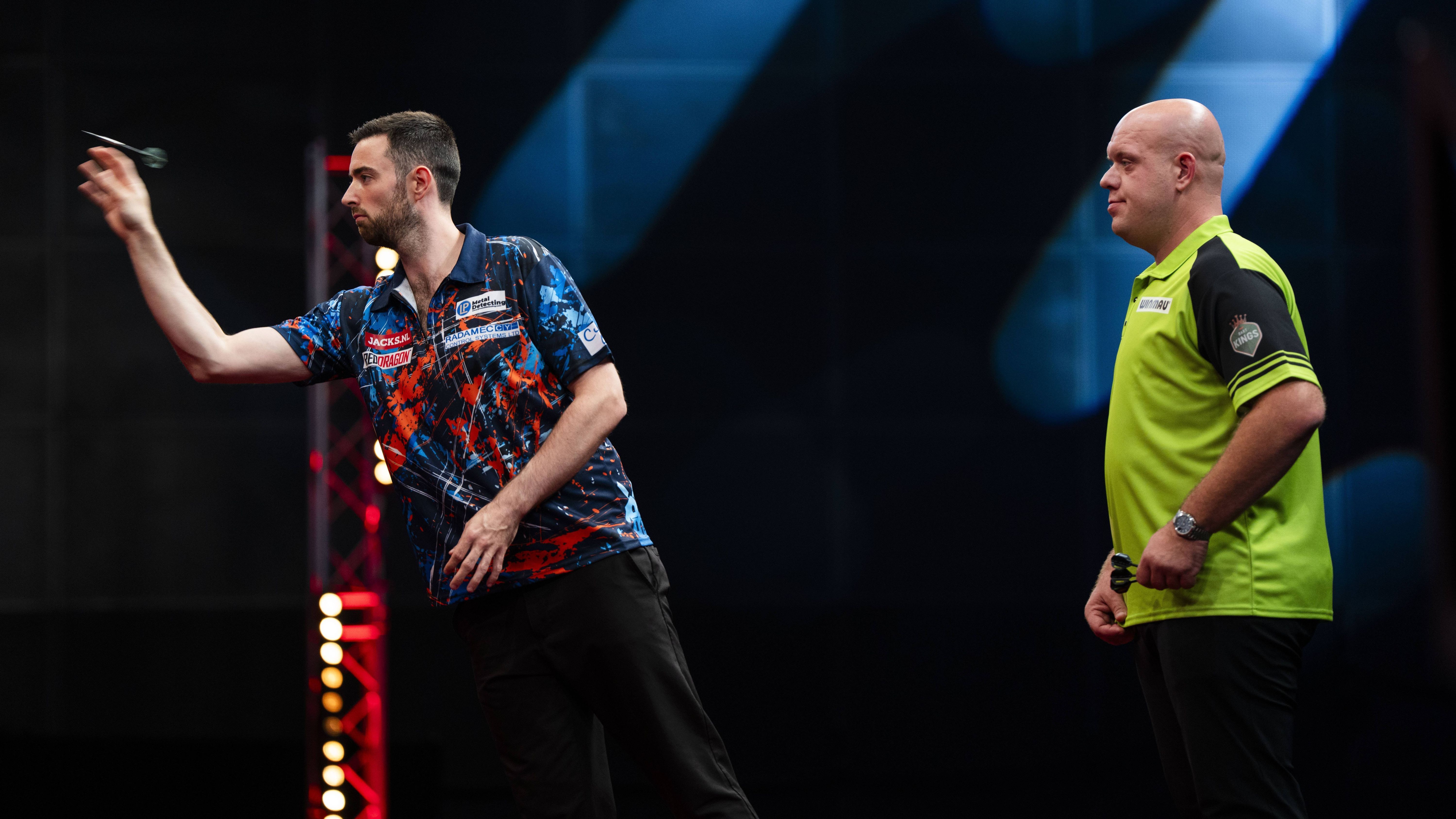 <strong>Darts-WM 2024: Der Favoriten-Check<br></strong>Am 15. Dezember 2023 ist es wieder so weit, dann wird der Ally Pally in London von kostümierten Massen heimgesucht und bis zum 3. Januar zur Bühne für die besten Darts-Profis der Welt. Doch wer hat besonders gute Chancen auf den Titel und wer könnte überraschen? Die Top-Favoriten vor dem Turnier im großen <strong><em>ran</em></strong>-Check.