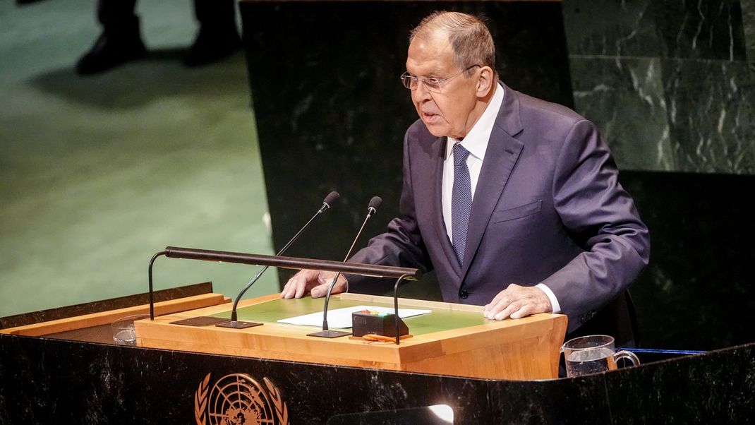 Russlands Außenminister Sergej Lawrow wirft Deutschland Militarisierung und Re-Nazifizierung vor und attackiert Bundeskanzler Merz persönlich.