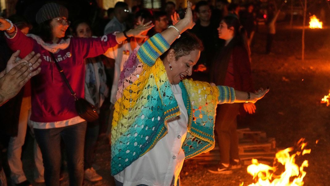 Iran, Teheran: Menschen tanzen während des Chaharshanbe Souri oder Mittwochsfestes, einem alten Feuerfest am Vorabend des letzten Mittwochs des persischen Jahres.