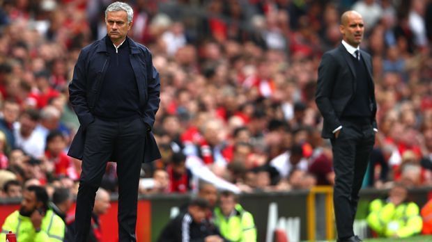 
                <strong>Jose Mourinho vs. Pep Guardiola</strong><br>
                Der Ursprung der persönlichen Abneigung der beiden derzeitigen Trainer von Manchester United (Jose Mourinho, Bild links) bzw. City (Pep Guardiola) liegt in Spanien. Als Mourinho und Guardiola in Madrid bzw. Barcelona das Sagen hatten, lieferten sich die völlig unterschiedlichen Trainer-Typen bei den Classicos an der Seitenlinie mehr als nur einen verbalen Schlagabtausch. Sportlich hatte meistens Guardiola die Nase vorne. Beim ersten Wiedersehen in Manchester ging es friedlich zu - inklusive Handschlag. Manchester City gewann das Derby mit 2:1.
              