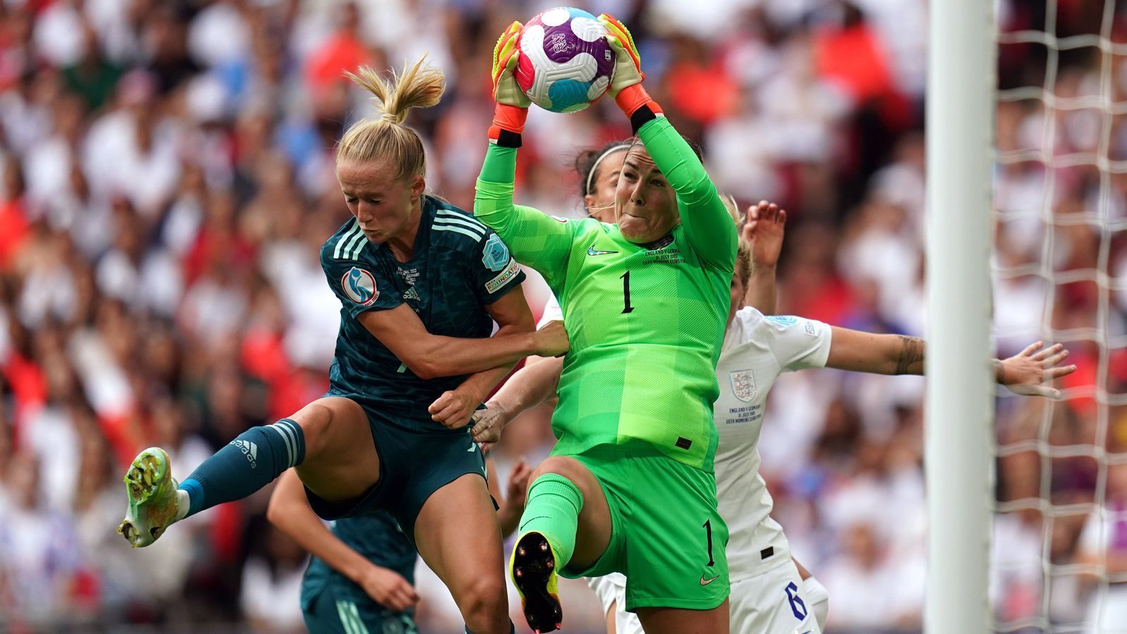 
                <strong>Lea Schüller</strong><br>
                Erhält erst kurz vor dem Anpfiff die Nachricht, dass sie für die angeschlagene Alexandra Popp von Anfang an spielt. Ist zu Beginn noch nicht richtig drin im Spiel, lässt sich erst einmal zurückfallen und hilft auch in der Defensive aus. Mit zunehmender Spielzeit offensiver, holt sich aber auch immer wieder im Mittelfeld die Bälle. Nicht so kopfballstark wie Popp, geht aber im gegnerischen Strafraum keinem Luftkampf aus dem Weg. Dennoch strahlt sie insgesamt zu wenig Torgefahr aus und muss Mitte der zweiten Halbzeit für Nicole Anyomi weichen. ran-Note: 5
              