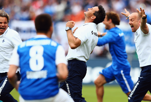 
                <strong>Darmstadt im Rausch</strong><br>
                Der Durchmarsch ist perfekt: Darmstadt 98 kehrt dank des 1:0-Sieges gegen St. Pauli nach 33 Jahren und einer sensationellen Saison in die Bundesliga zurück. Nach dem Abpfiff brechen alle Dämme und Trainer Dirk Schuster lässt seinen Emotionen freien Lauf
              