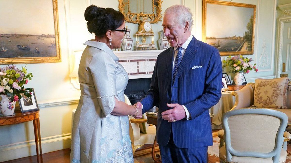 Commonwealth-Chefin Patricia Scotland trifft einen gut gelaunten Charles im Palast.