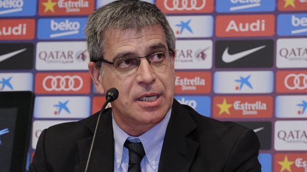 
                <strong>Was sagen die Beteiligten?</strong><br>
                In Paris wird abgesehen von den Emery-Aussagen geschwiegen. Denn: Bereits 2016 wollte der Klub den Brasilianer nach Frankreich locken, der Wechsel scheiterte kurzfristig. Nun wollen sie wohl Taten sprechen lassen, ein Treffen mit dem Neymar-Lager soll geplant sein. Und Neymar selbst? Soll Freunden schon gesteckt haben, dass er gehe. Er betonte bei Goal nun aber, dass er der Stadt und dem Klub sehr verbunden sei: "Ich bin hier sehr glücklich." Barcas Vize-Präsident Jordi Mestre bekräftigte, dass der 25-Jährige zu "200 Prozent" bei den Katalanen bleiben wird. Doch was heißt das heutzutage schon?
              