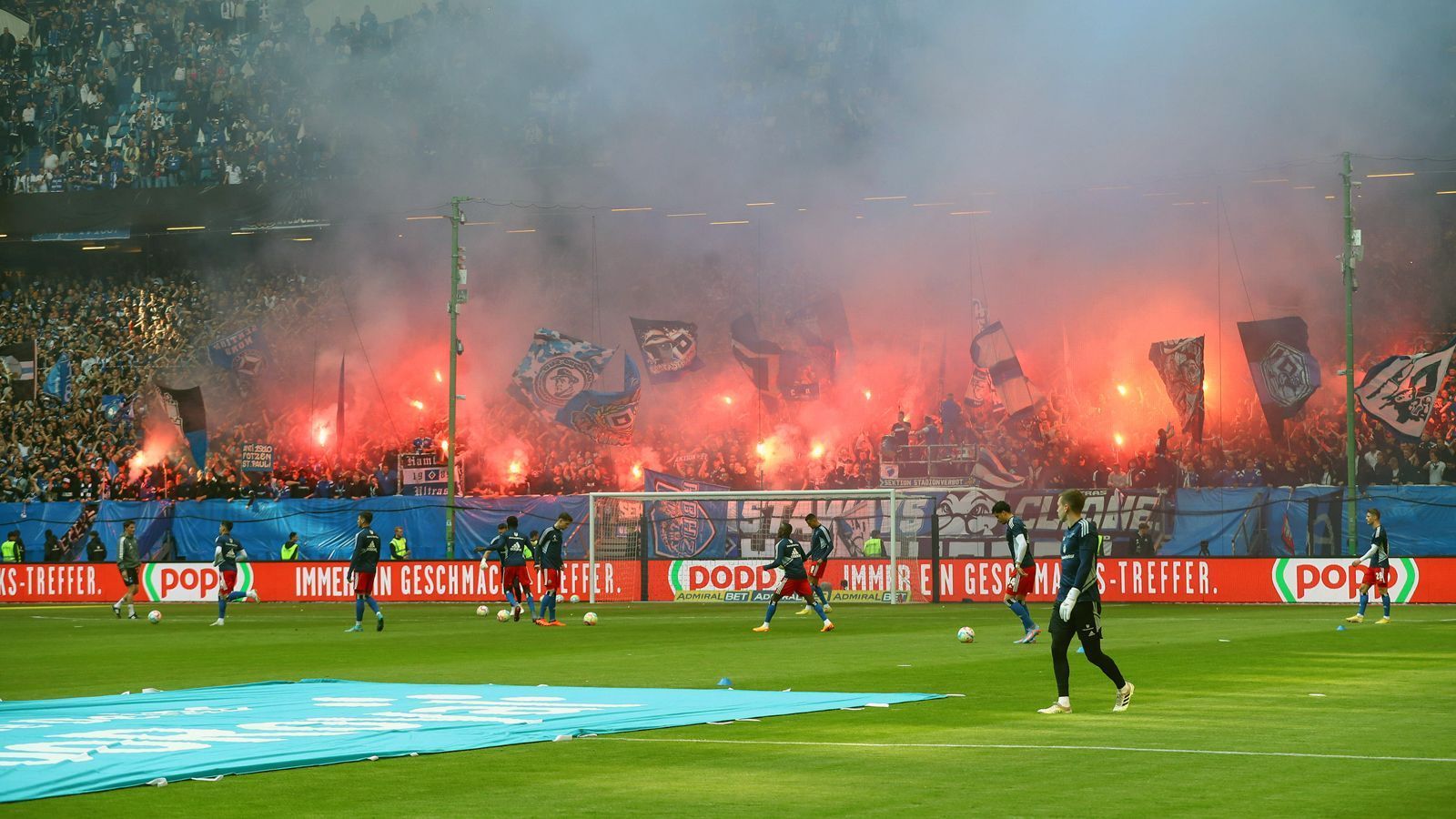 
                <strong>Pyrotechnik bei den Fans</strong><br>
                Und tatsächlich kam es schon vor dem Anpfiff zu ersten Einsätzen von Pyrotechnik durch die Fans. 
              