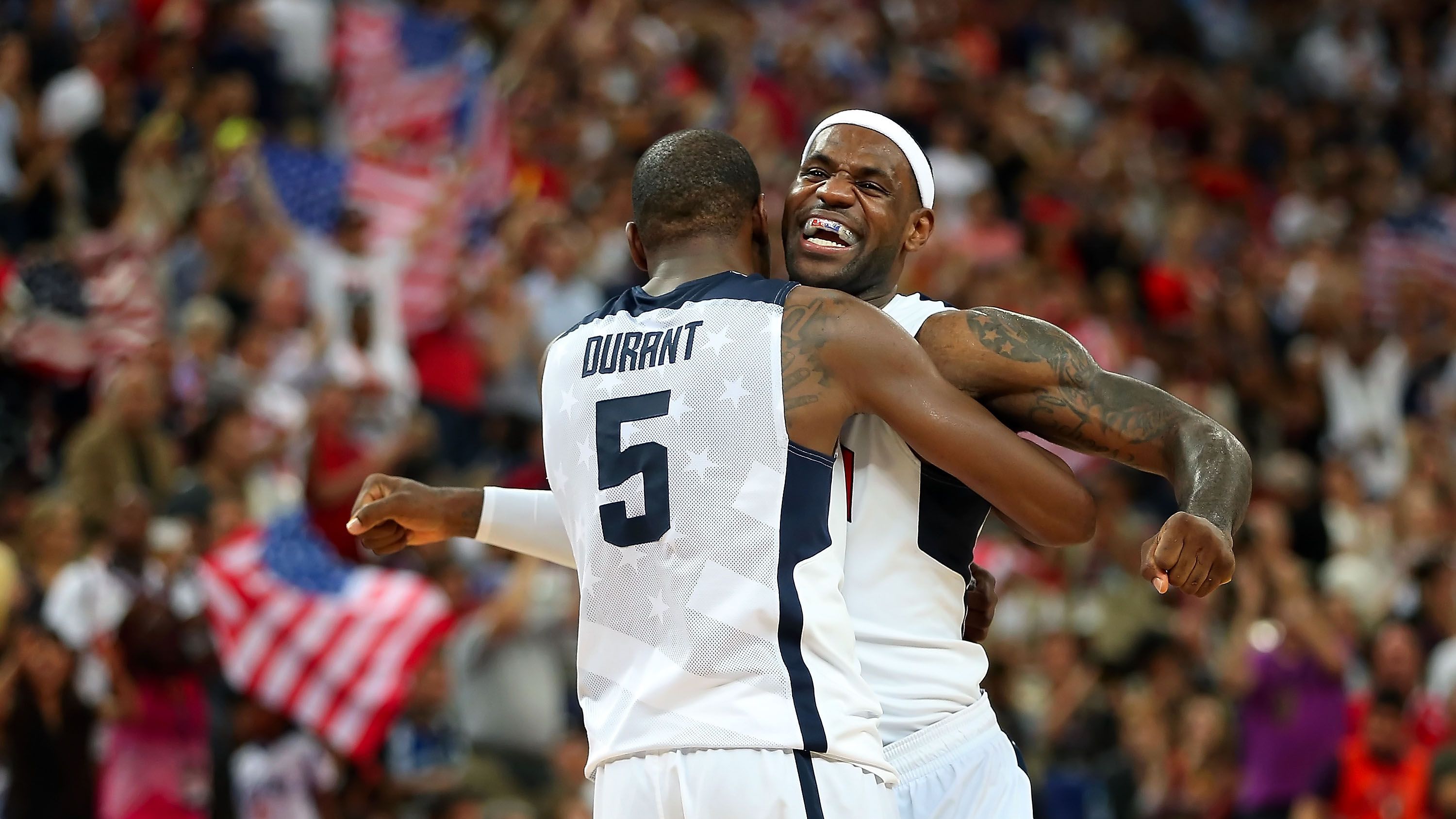 <strong>USA-Kader für Olympia steht</strong><br>Kommt das Dream Team 2.0? Das Basketballteam der USA hat sich laut "ESPN" auf einen Kader für die Olympischen Spiele 2024 festgelegt. Und der hat es in sich. <strong><em>ran</em></strong> hat die Übersicht der Mannschaft, die auf der Mission Gold sein wird.