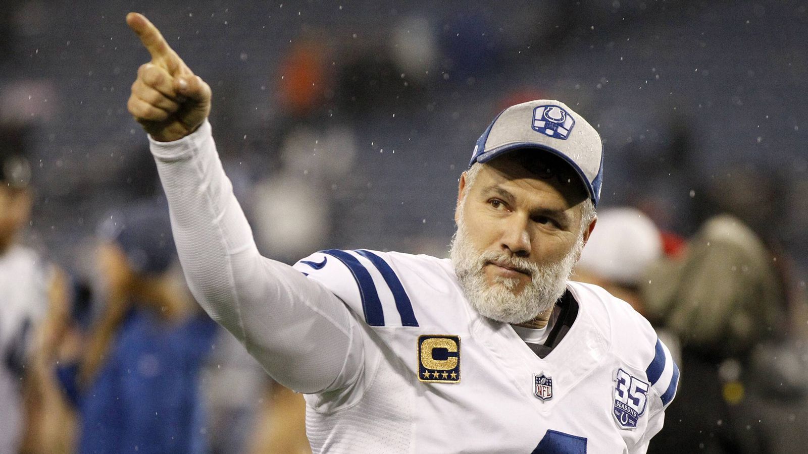 
                <strong>Die meisten Field-Goal-Versuche</strong><br>
                Adam Vinatieri geht bei den Colts in seiner 24. Saison. Er benötigt im Grunde eine normale, verletzungsfreie Saison, um den Rekord von Morten Andersen für die meisten Field-Goal-Versuche zu brechen. 709 schaffte Andersen, Colts-Legende Vinatieri steht bei 690. Auf weniger als 25 Versuche kam er nur 2009, als er die meiste Zeit verletzt war.
              