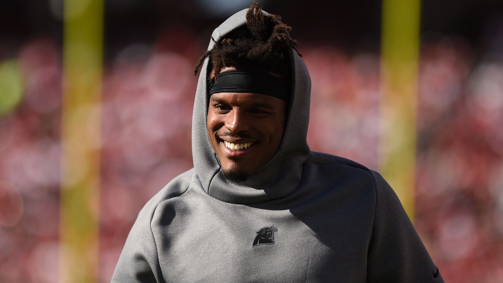 
                <strong>Cam Newton (Carolina Panthers)</strong><br>
                "Du siehst gut aus, du fühlst dich gut. Du fühlst dich gut, du spielst gut", soll NFL-Legende Deion Sanders einmal gesagt haben. Ganz nach diesem Motto richtet sich Cam Newton bei der Vorbereitung auf seine Spiele. Für das Warmmachen trägt der Quarterback der Carolina Panthers immer besonders farbige Schuhe seines Sponsors "Under Armour", die er während des Spiels aufgrund des fehlenden Ausrüstervertrags der Firma allerdings nicht tragen darf.
              