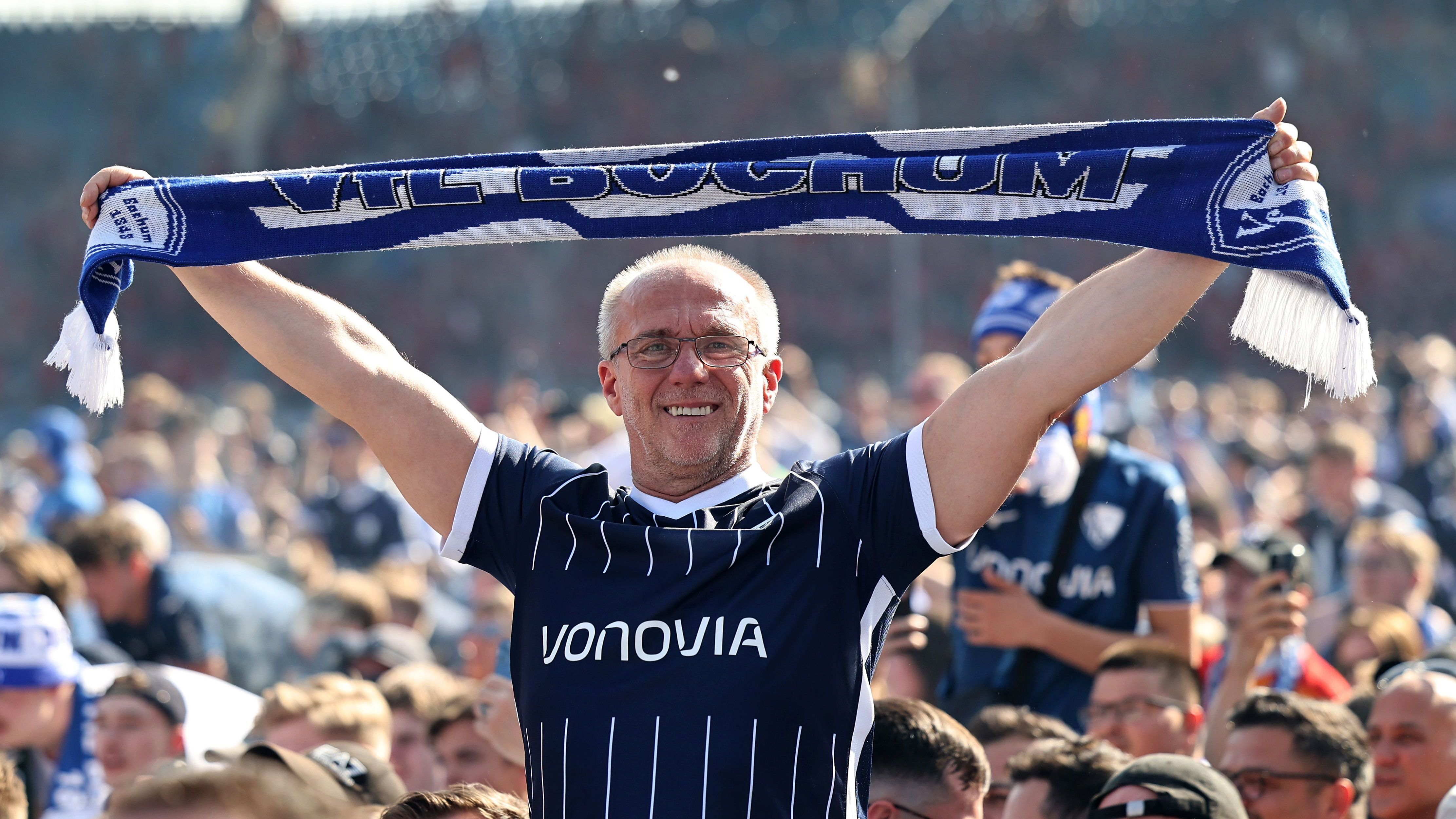 <strong>VfL Bochum</strong><br>"Im Revier des Fußballs, Bochum, unser Stolz, Blau und Weiß, in den Adern, unser Herz im Körperholz. Hase und Eber, Glücksmaskottchen an der Seite, der VfL Bochum, in unserer Herzen Mitte. Von den Helden vergangener Tage, zu neuen Abenteuern, auf und nieder, ohne Frage. Die Leidenschaft des Ruhrgebiets, in jedem Spielgeschehn, Bochum, oh Bochum, wirst immer unser Leben verstehn."