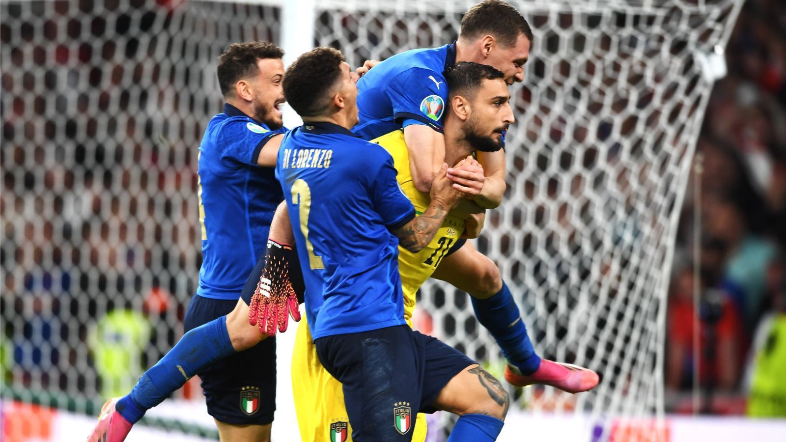 
                <strong>Gazzetta dello Sport (Italien)</strong><br>
                "Aus dem Weg, wir sind Europameister! Der Fußball kommt nach Hause. Natürlich können wir es singen oder besser schreien, ohne Verrat zu riskieren. Denn Fußball ist auch in Italien zu Hause, und es ist ein wunderschönes, ganz blaues Zuhause."
              