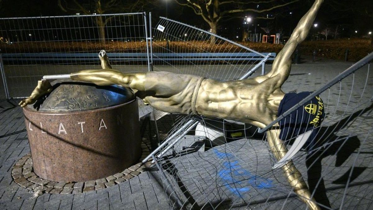 Die Statue von Zlatan Ibrahimovic wurde erneut von Unbekannten attackiert.