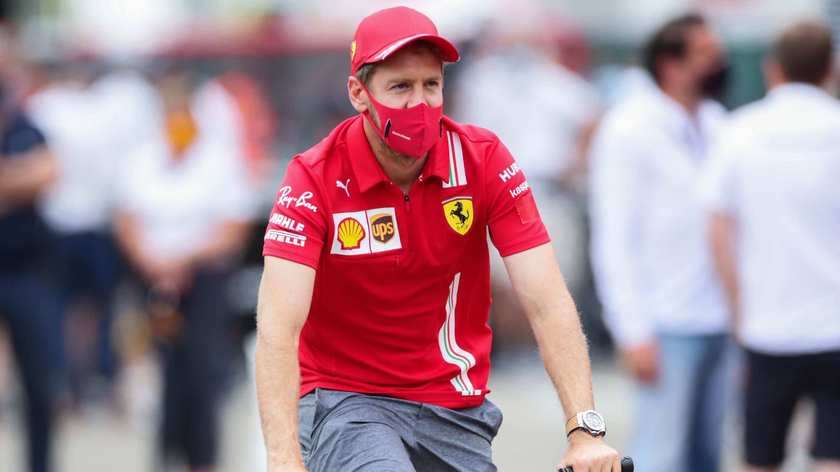 
                <strong>Vertrag wohl ohne konkrete Laufzeit</strong><br>
                Wie lange Vettel am Ende bei Racing Point (Aston Martin) bleibt, lässt sich wohl tatsächlich zum jetzigen Zeitpunkt nicht genau sagen. Wo sich die Medienberichte weitgehend einig sind, ist die Tatsache, dass Vettel einen Vertrag ohne konkreter Laufzeit unterschrieben hat. So wurden wohl beidseitig Optionen vereinbart, die von Jahr zu Jahr neu aktiviert werden könnten. Damit steht auch Vettel unter Druck, ordentliche Leistungen für den ambitionierten Rennstall abliefern zu müssen. Auf der anderen Seite muss das Team, anders als das aktuelle Vettel-Team Ferrari, dafür sorgen, dass die Wünsche ihres neuen Aushängeschildes stets erfüllt werden. 
              