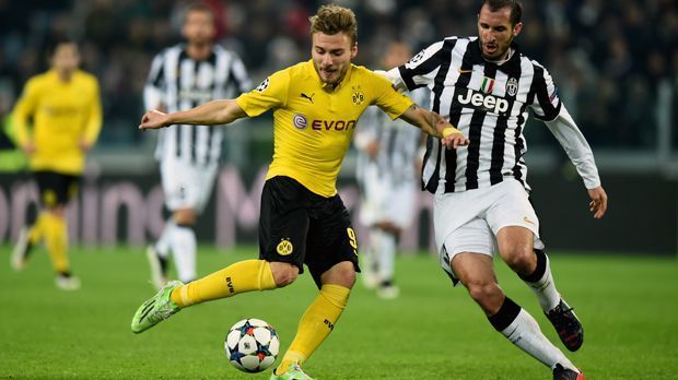 
                <strong>Ciro Immobile</strong><br>
                Der frühere BVB-Stürmer Ciro Immobile (li.) wurde einst bei Juventus Turin im Nachwuchs ausgebildet und bestritt später auch ein paar Pflichtspiele für die Profis der "Alten Dame". Einen Namen machte sich der spätere Dortmunder aber vor allem durch erfolgreiche Leihen innerhalb Italiens. So kam er im Sommer 2014 schlussendlich auch als Nachfolger von Robert Lewandowski zur Borussia - und floppte! Nach einem Jahr, 34 Einsätzen und zehn Toren, wurde Immobile zunächst an den FC Sevilla abgeschoben und über den FC Turin kam der 28-Jährige zu seinem aktuellen Klub, Lazio Rom. Mit derzeit 29 Treffern ist Immobile Führender der Torschützenliste der Serie A.
              