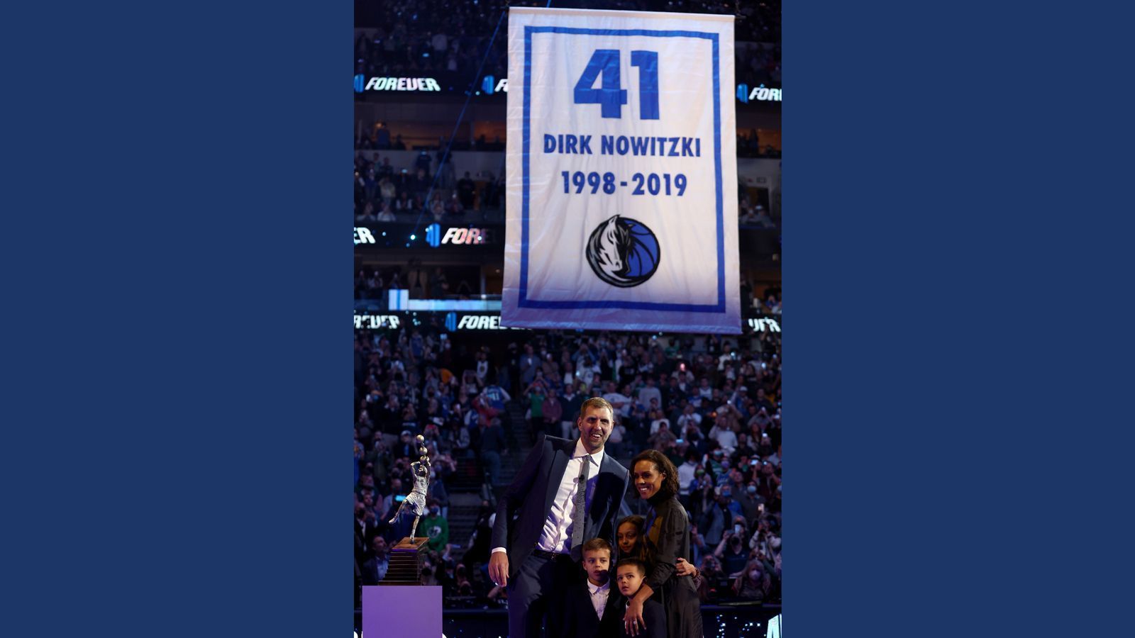 
                <strong>Nowitzki-Familie-Trikot</strong><br>
                Für Nowitzki im Kreise seiner Familie ein besonderer Abend. Auch wenn es vom Datum her nicht ganz gepasst hat. 5.1. statt 4.1. - was wäre naheliegender gewesen?
              