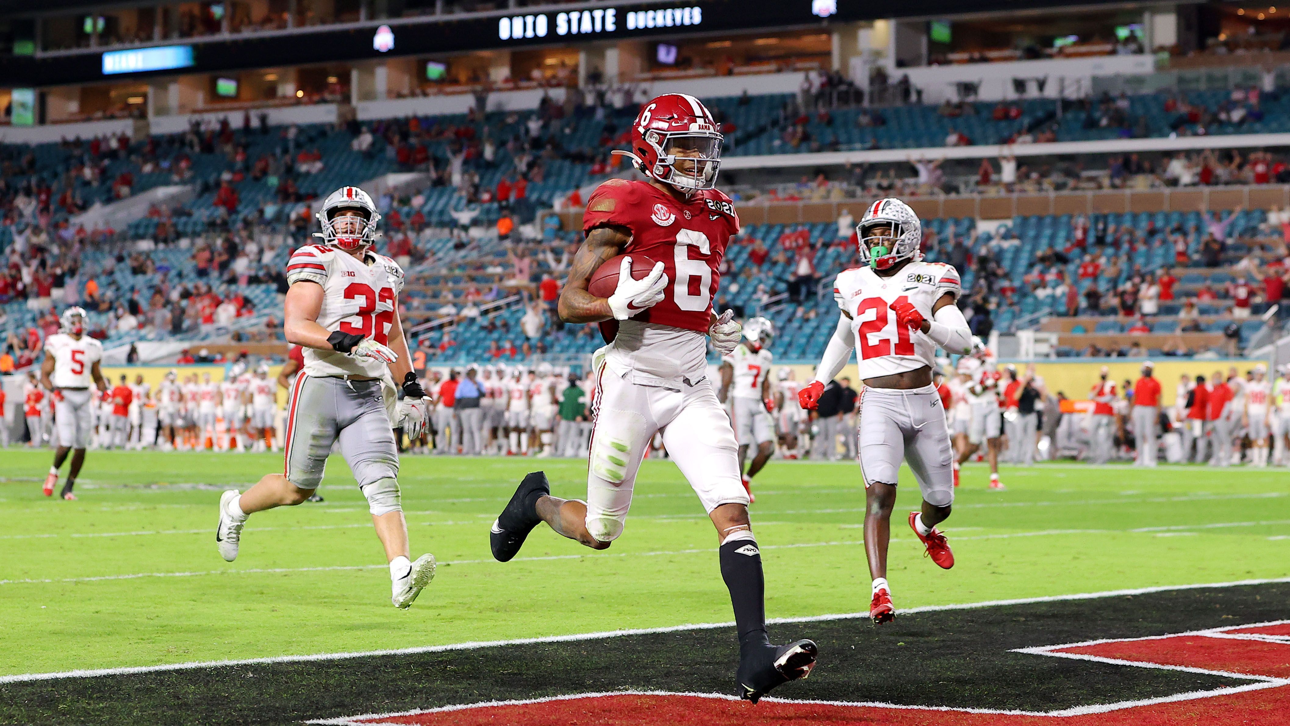 
                <strong>Wide Receiver DeVonta Smith (Alabama)</strong><br>
                Jones' Top-Anspielstation war wenig überraschend DeVonta Smith. Der Gewinner der Heisman Trophy brauchte nur zwei Viertel, um Geschichte zu schreiben. Allein in der ersten Halbzeit fing Smith zwölf Pässe für 215 Yards und drei Touchdowns. Die Buckeyes hatten in der Defensive keine Antwort auf den pfeilschnellen Receiver. Anfang des dritten Viertels verletzte sich Smith an seiner rechten Hand. Aufgrund der hohen Führung entschied sich Head Coach Nick Saban, seinen Star-Receiver für das restliche Spiel an der Seitenlinie zu lassen. Seine zwölf Catches sind alleiniger Finalrekord, mit drei Touchdowns stellte er einen Rekord aus dem Jahr 2005 ein.
              