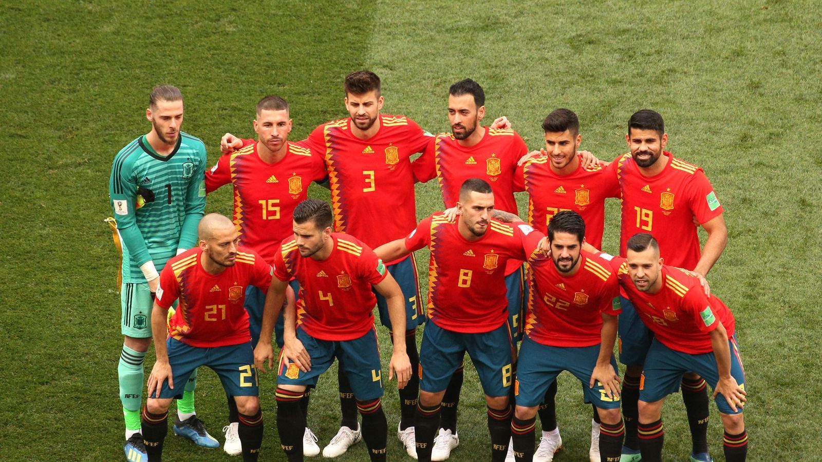 
                <strong>Spanien - "La Furia Roja"</strong><br>
                Die Spanier nennen ihre Fußball-Nationalmannschaft "La Furia Roja", die rote Furie. Angelehnt ist der Spitzname an die Olympischen Spiele 1920, als die Iberer überraschend die Silbermedaille gewannen.
              