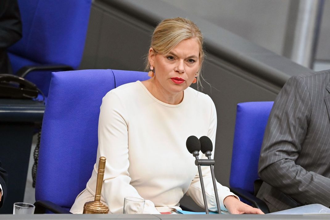 Beim Gedenken an den Völkermord in Bosnien musste die Bundestagspräsidentin Klöckner die AfD-Abgeordneten ermahnen.