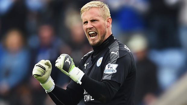 
                <strong>Tor - Kasper Schmeichel</strong><br>
                Tor - Kasper Schmeichel: Der dänische Nationalkeeper Kasper Schmeichel ist für John Terry der beste Torwart der Saison. Schmeichel, der bei Leicester City keine einzige Minute verpasst hatte, hat in 32 Spielen gleich 13-mal die Null halten können. Der Sohn von ManU-Legende Peter Schmeichel ist einer der Garanten für den Erfolg der Foxes in dieser Saison.
              