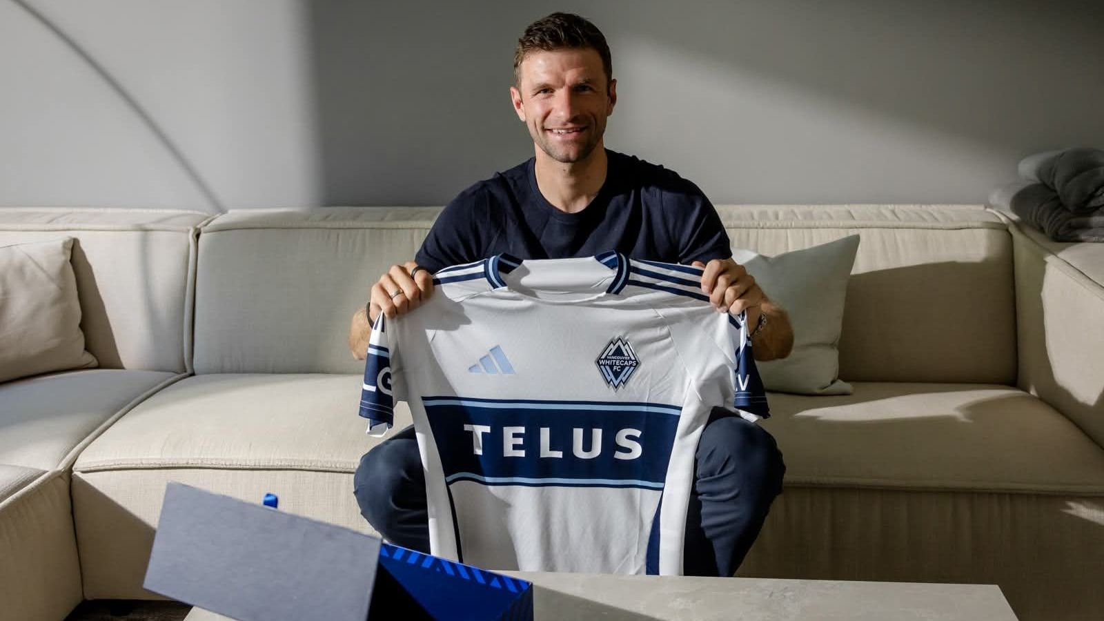 <strong>Thomas Müller (Offensives Mittelfeld - Vancouver Whitecaps)</strong><br>Viele Klubs buhlten um Thomas Müller - die Vancouver Whitecaps haben das Rennen um den Weltmeister von 2014 gemacht. Thomas Müller unterschreibt nach dem Ende der Zeit beim FC Bayern München einen Vertrag bis Saisonende mit Option auf eine weitere Saison.