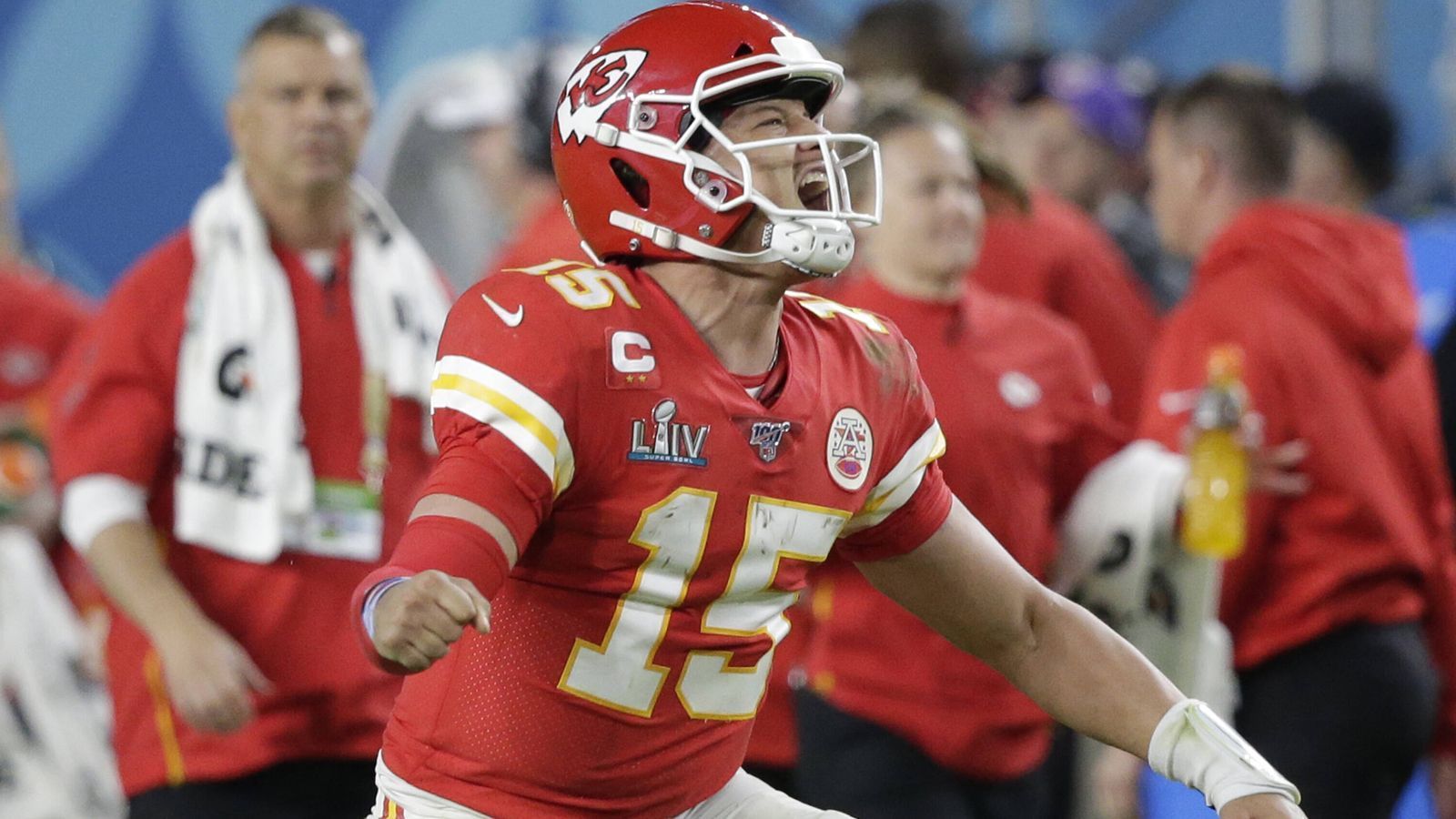 
                <strong>Super Bowl: Patrick Mahomes der jüngste Doppel-MVP</strong><br>
                MVP? War da nicht was? Genau, Mahomes war bereits 2018 als wertvollster Spieler ausgezeichnet worden, damals als MVP der kompletten Regular Season. Auch hier ist er der jüngste Spieler, dem dieses "Double" gelang.
              