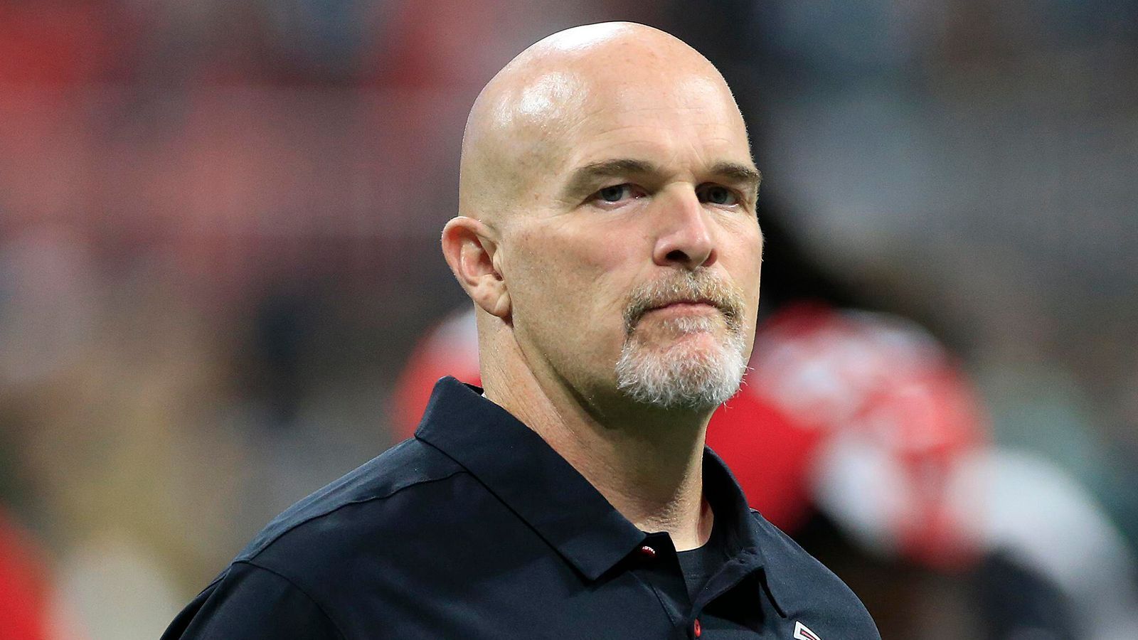 
                <strong>Dan Quinn (Atlanta Falcons)</strong><br>
                Dan Quinn bekommt die Mechanismen des Geschäfts seit Wochen zu spüren, denn so lange wird schon munter darüber spekuliert, wann der Head Coach der Atlanta Falcons entlassen und wer sein Nachfolger wird. Das Team, das am 5. Februar 2017 den dramatischen Super Bowl LI gegen die New England Patriots nach Verlängerung 28:34 verlor, findet seit der Saison 2018 nicht mehr richtig in die Spur, steht aktuell bei einer 1-7-Bilanz. Zuletzt erst vermied Besitzer Arthur Blank ein Bekenntnis zum Trainer. Das ist meist der Anfang vom Ende.
              