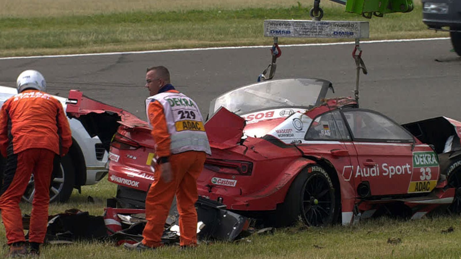 
                <strong>Rast - Lausitzring 2018</strong><br>
                Lausitzring 2018: Nach einer leichten Berührung mit Loic Duval hebelt es Rene Rasts Audi über die Randsteine dermaßen aus, dass er sich einmal längs und einmal quer über die Achse überschlägt. Das Auto: Ein Totalschaden. Dach und Frontscheibe fehlen. Wie durch ein Wunder kann Rast aber allein aussteigen und das erlösende Zeichen geben: Daumen nach oben.
              