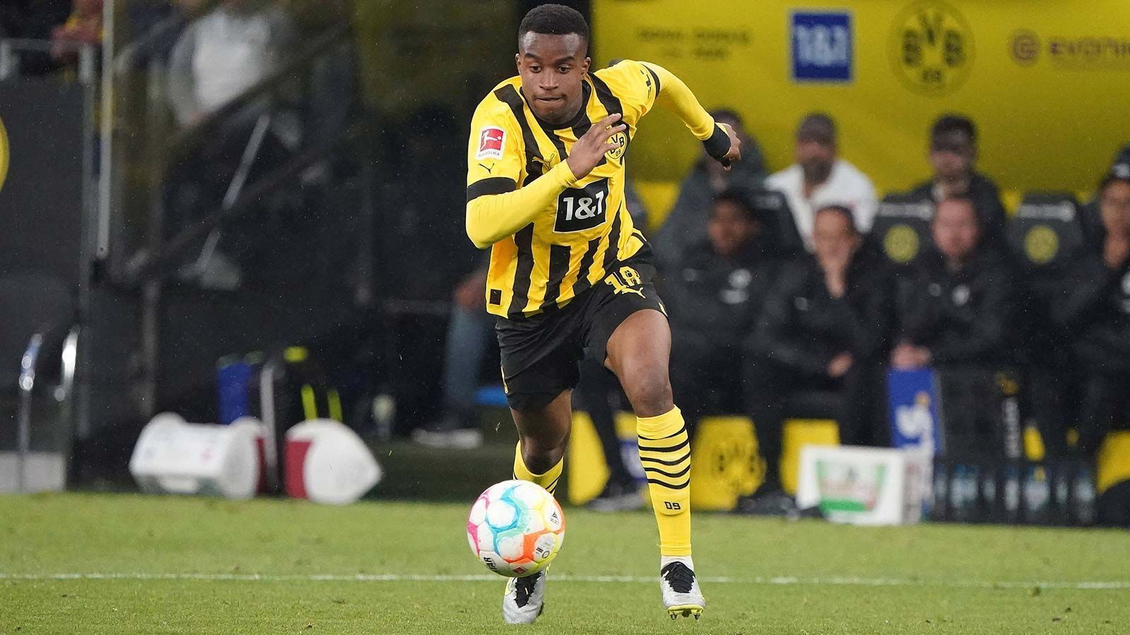 
                <strong>1. Einwechselspieler: Youssoufa Moukoko</strong><br>
                Der Youngster ersetzt nach gut einer Stunde Haller und scheitert mit einem Schussversuch am starken Casteels. Ansonsten ohne die großen Szenen. ran-Note: 3
              