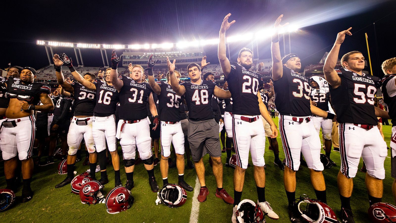 
                <strong>"Forever to thee"</strong><br>
                Eine der wohl schönsten Traditionen der Gamecocks ist das Singen dieses Songs zu Ehren der Alma Mater. Egal also, ob Sieg oder Niederlage - sobald der Schlusspfiff ertönt, macht sich das Team auf den Weg zur Campusband auf den Rängen und es wird gemeinsam gesungen.
              