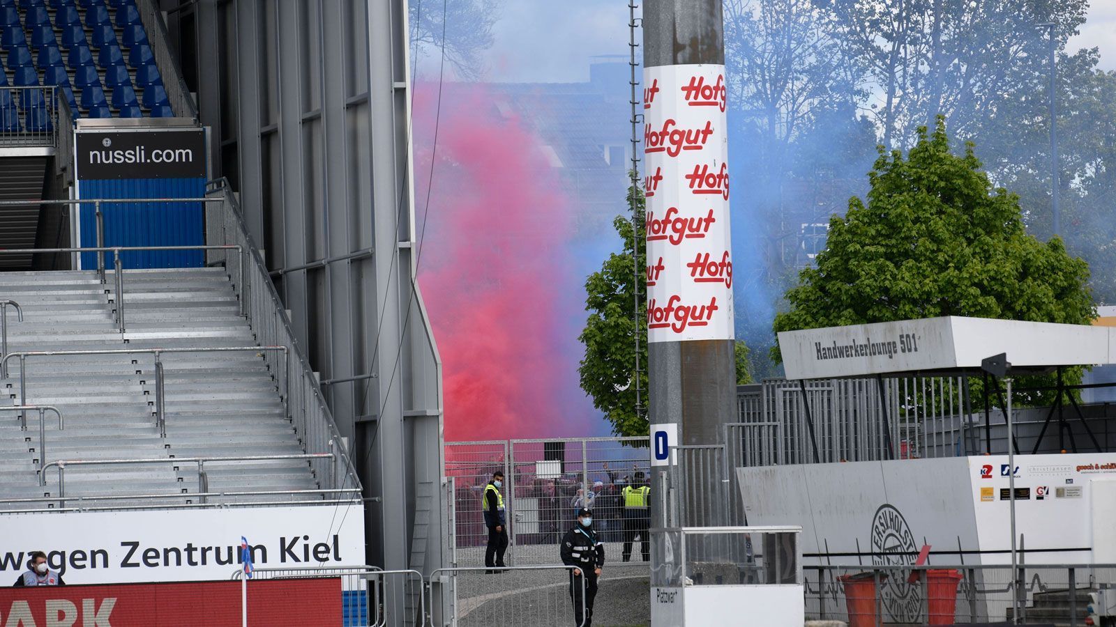 
                <strong>Kiel: Pyrotechnik auch im Norden</strong><br>
                Nicht nur in Fürth wurde gezündelt, auch am Holstein-Stadion kam Pyrotechnik in den Vereinsfarben zum Einsatz.
              