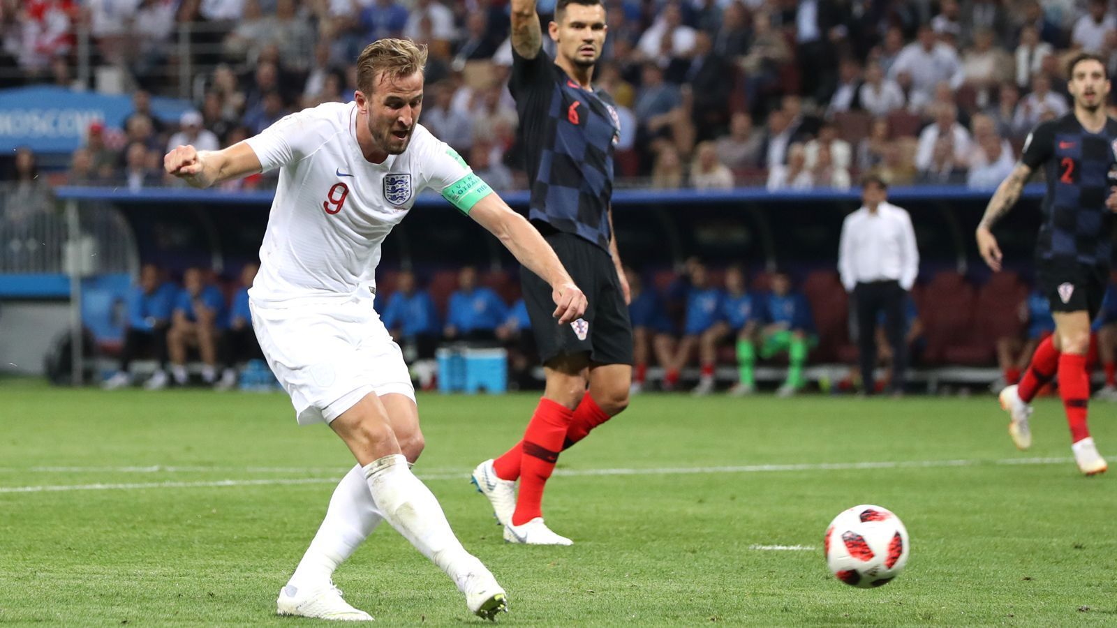 
                <strong>Harry Kane (England)</strong><br>
                Dem Tottenham-Star und besten Torschützen der WM fehlt lange die Bindung zum Spiel. Dann ist Kane plötzlich allein vor dem Tor – er vergibt die hundertprozentige Chance aber quasi gleich zweimal. Wichtig dafür in der Defensive: Der Spurs-Star läuft Kroatiens Aufbauspiel konsequent an und klärt bei einigen Eckstößen. ran-Note: 4
              