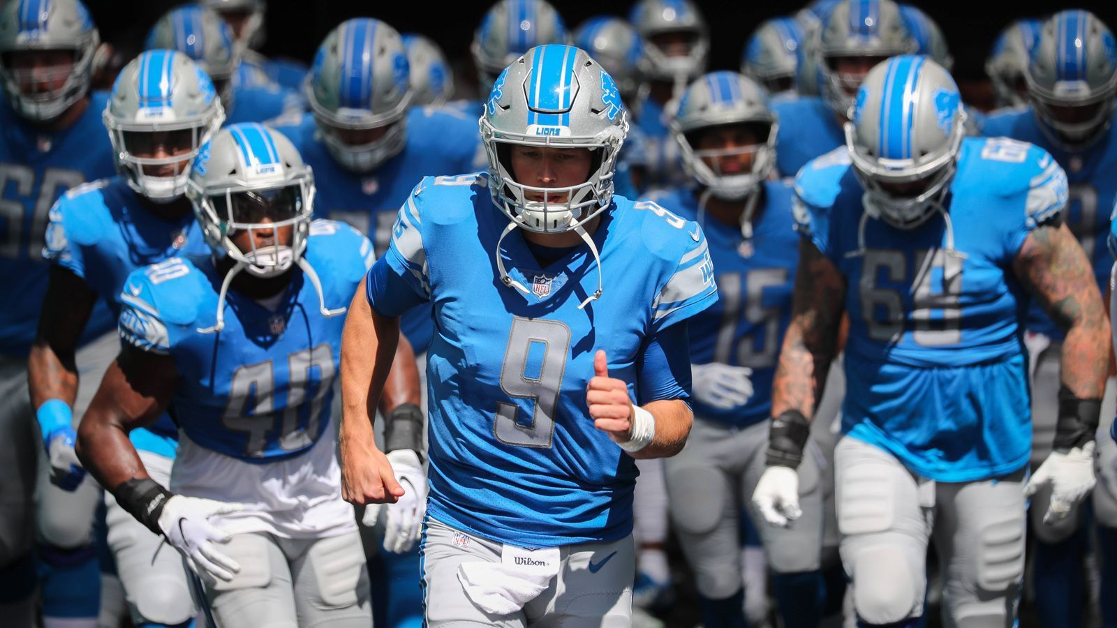 
                <strong>Detroit Lions – die Needs   </strong><br>
                Die Lions sind an Position 3 an der Reihe. In den Mock Drafts vieler Experten gelten die Lions als ein Trade-Kandidat. Sie könnten ihren Pick an ein Team abgeben, welches einen Quarterback benötigt. Mit mehr Picks in der Hand würde Detroit dann gleich mehrere Schwachstellen angehen. Nicht nur auf der Position des Cornerbacks besteht Bedarf. Auch die Defensive Line könnte ein Upgrade vertragen. Nur 28 Sacks gelangen vergangene Saison - lediglich die Miami Dolphins waren noch schwächer. Defensive End Chase Young oder Defensive Tackle Derrick Brown dürften das Interesse der Lions geweckt haben, ebenso Cornerback Jeff Okudah. Später könnten auch Wide Receiver in den Fokus geraten. 
              