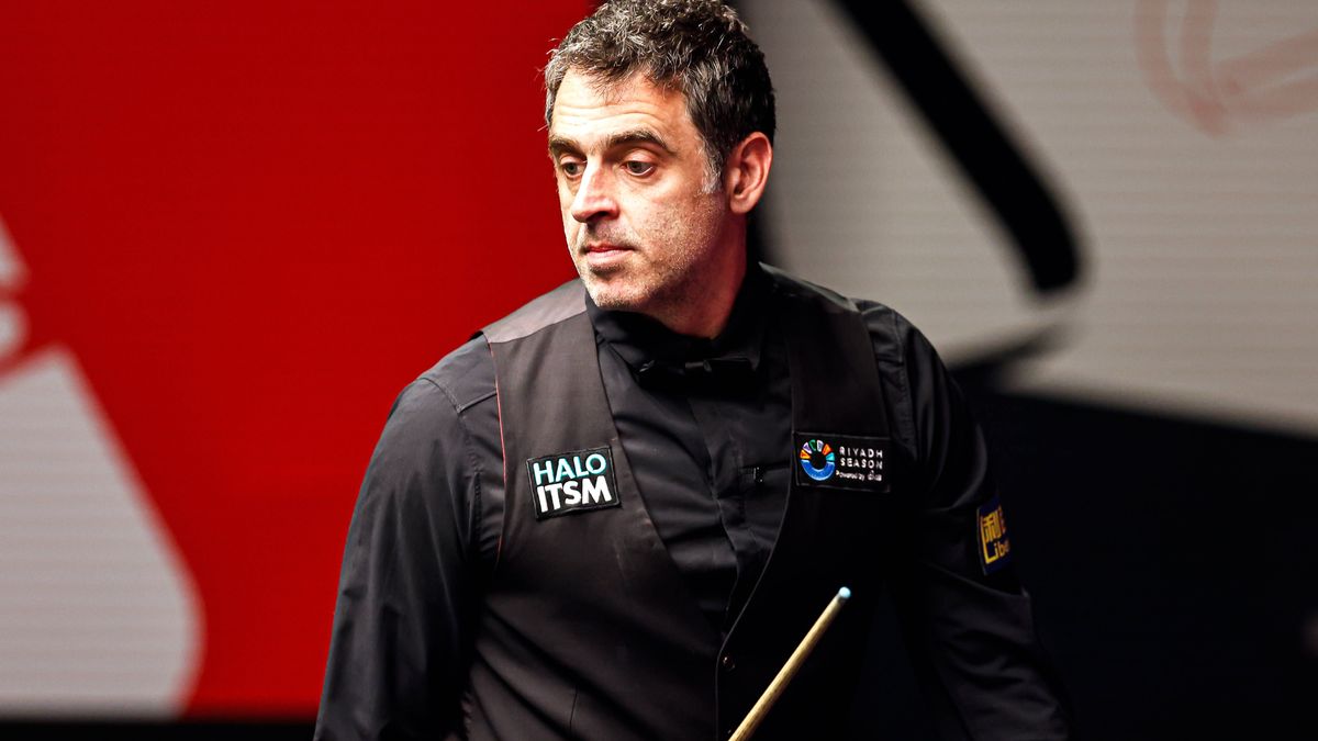 2025 Halo World Snooker Championship Ronnie O Sullivan looks on during the 2025 Halo World Snooker Championship Semi-Final at The Crucible Theatre, Sheffield, England, United Kingdom on 1 May 2025 ...
