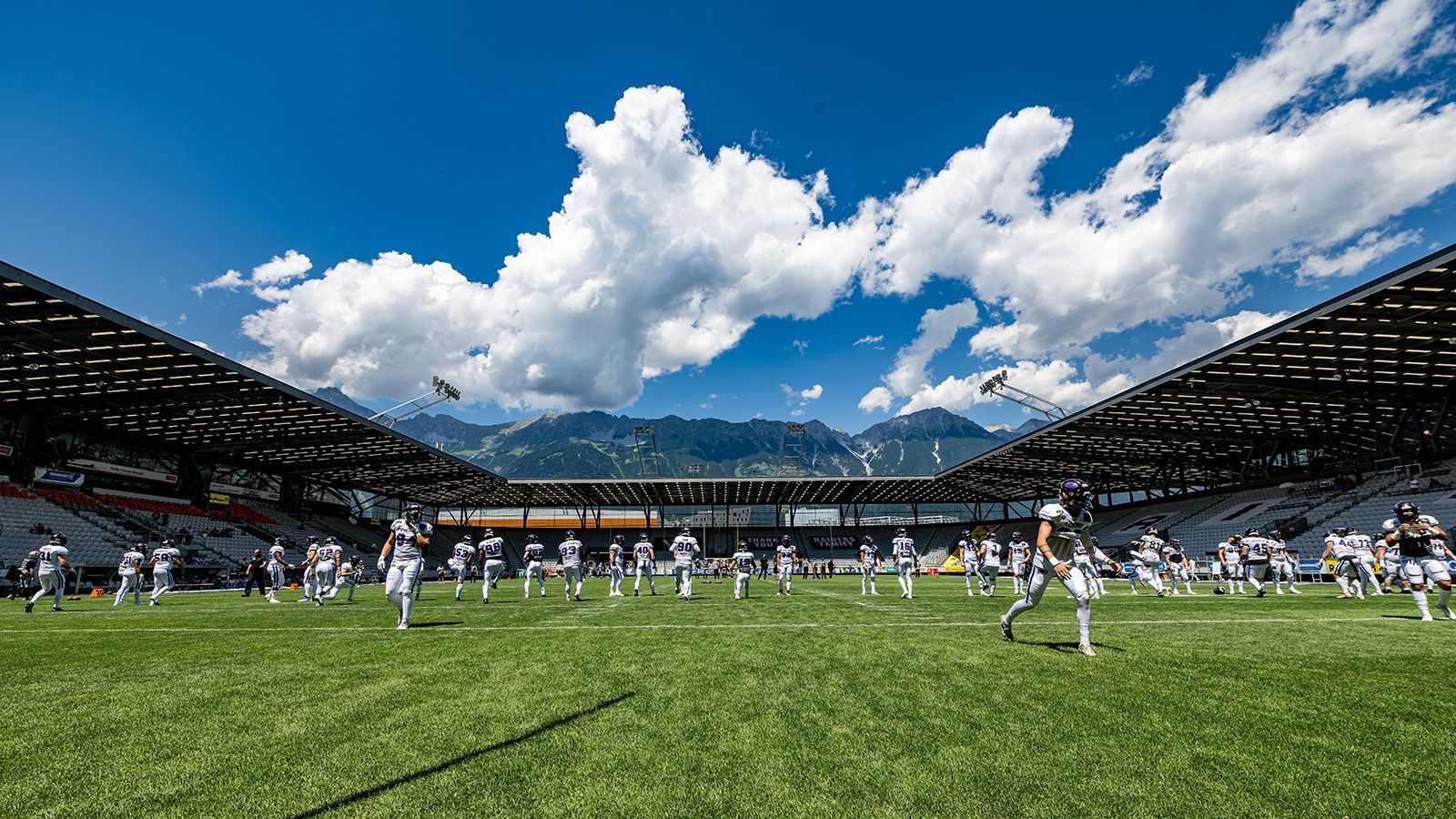 <strong>Raiders Tirol</strong><br>
                Die Raiders Tirol stammen aus Innsbruck. Auf dem Konto der Raiders – die schon mehrfache Namensänderungen hinter sich haben – stehen beeindruckende drei Eurobowl-Siege und acht österreichische Meistertitel. Ganz konnten die Innsbrucker in der ELF noch nicht an ihre Erfolge anknüpfen. Dafür soll es aber weiter zahlreiche Siege daheim im Tivoli Stadion geben. Dort spielt auch der Fußballklub FC Wacker Innsbruck. Über 15.000 Plätze gibt es.
