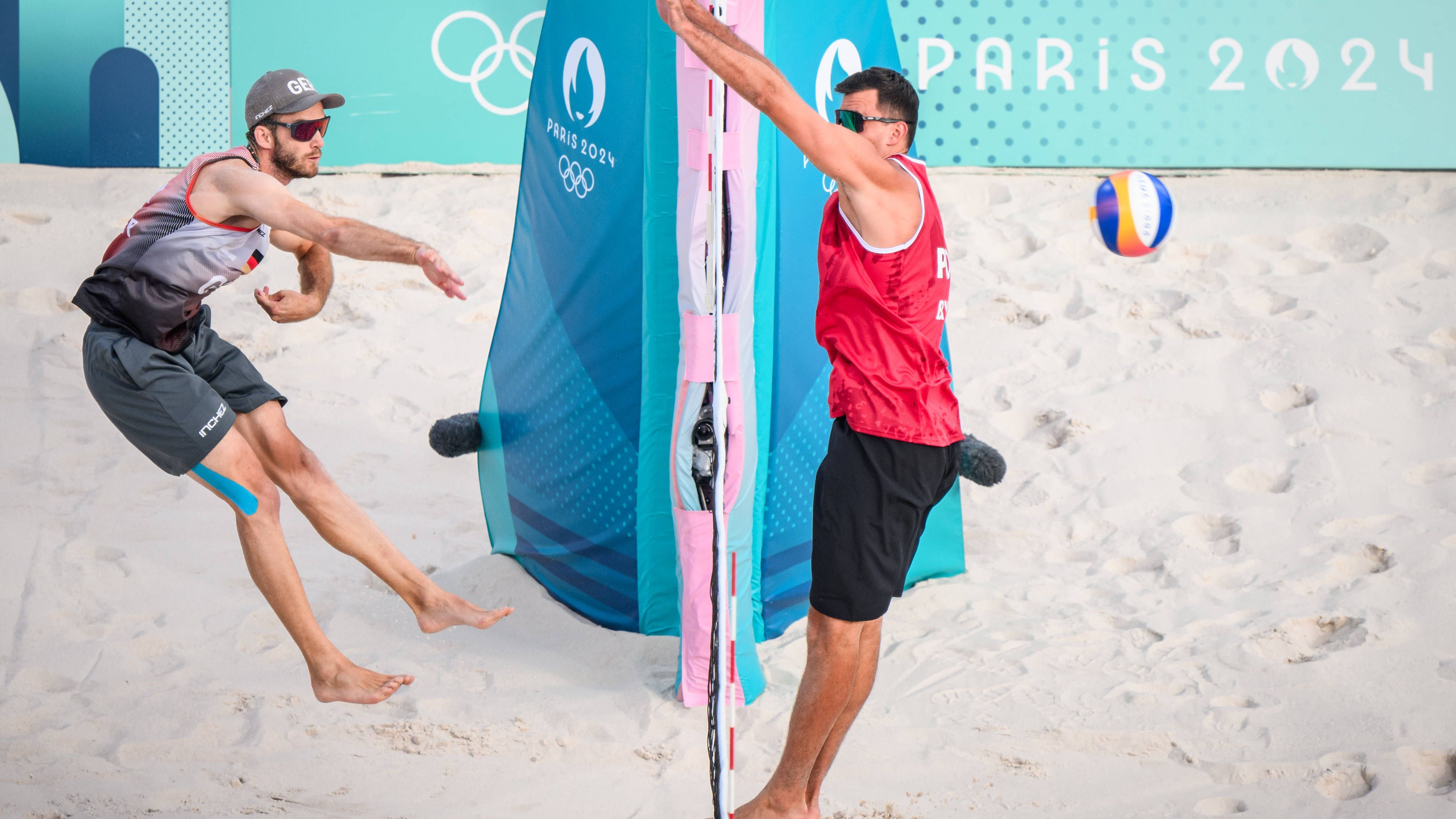 <strong>Olympia 2024: Die besten Bilder des achten Tages</strong><br>Keine Chance für das polnische Duo! Die deutschen Beachvolleyballer Clemens Wickler (links) und Nils Ehlers schmettern sich souverän zum Gruppensieg.