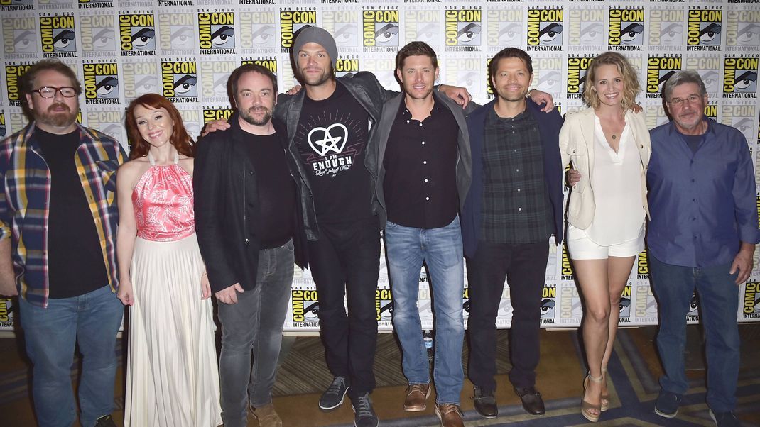 Andrew Dabb, Ruth Connell, Mark Sheppard, Jared Padalecki, Jensen Ackles, Misha Collins, Samantha Smith und Robert Singer der TV-Serie "Supernatural"