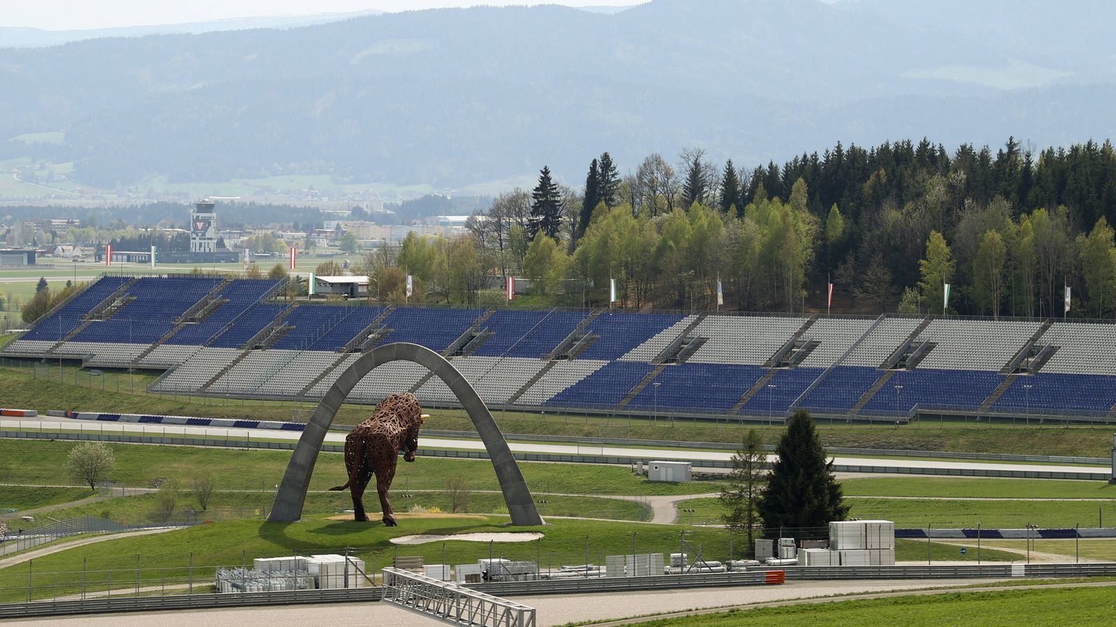 
                <strong>Flughafen in der Nähe</strong><br>
                Ein Standort-Vorteil: In der Nähe der Strecke liegt der Flughafen Zeltweg. Die Teilnehmer sollen dort landen und direkt nach Spielberg gebracht werden.
              