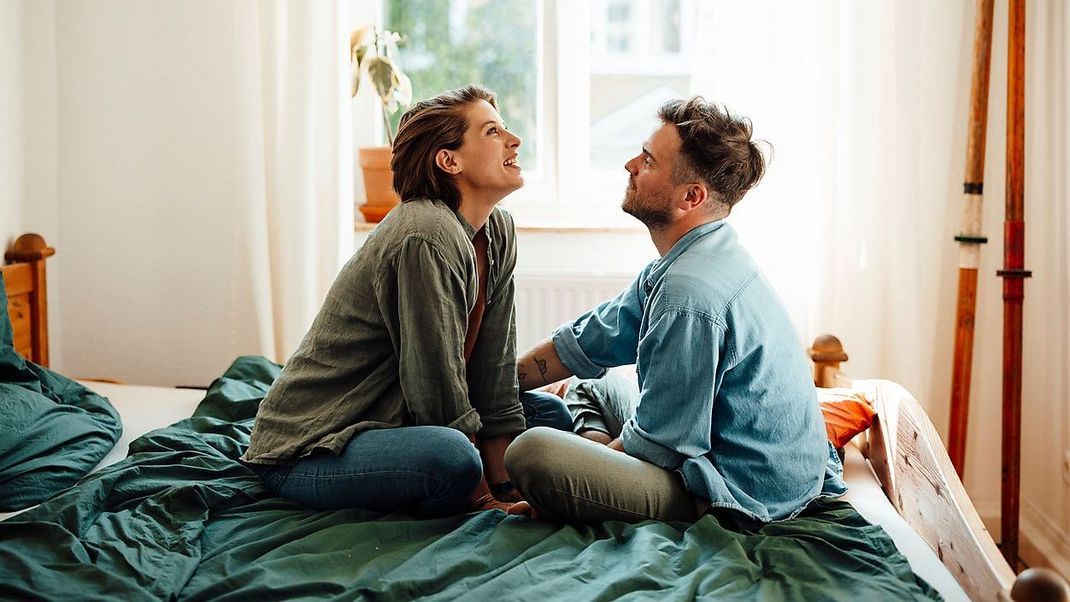 Die Frage nach Sexualpartnern brennt vielen auf der Zunge. Aber wie ehrlich sollte man diese Frage beantworten? Wir teilen ein paar Gedanken dazu.