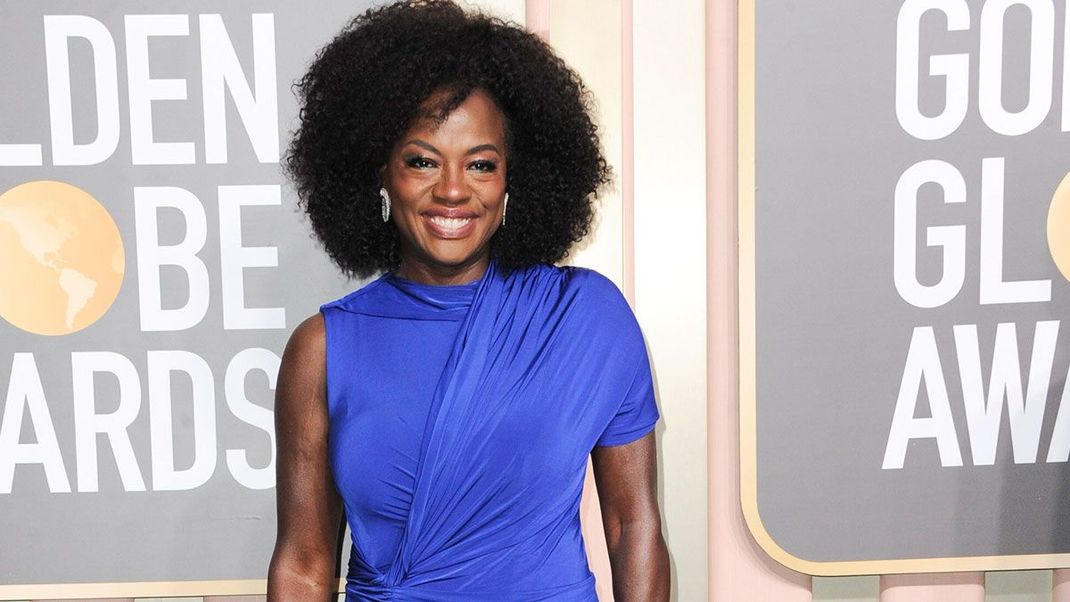 Viola Davis strahlt mit buntem Make-up auf dem Roten Teppich der Golden Globes 2023. 