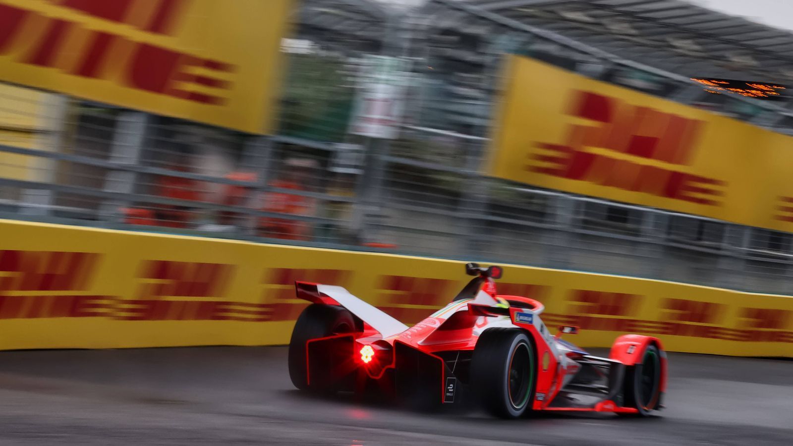 
                <strong>Formel E 2022: So läuft das neue Qualifying</strong><br>
                Die Formel E führt für ihre Saison 2022 ein neues Qualifying-Format ein. Vom umstrittenen Gruppen-Qualifying, bei dem die Besetzung der vier Gruppen anhand der Punktewertung vorgenommen wurde und die Punktbesten direkt in Gruppe 1 auf die Strecke mussten, wendet man sich ab. In der kommenden Saison gibt es ein Knockout-Qualifying, das im Duell zweier Fahrer um die Pole gipfelt.
              