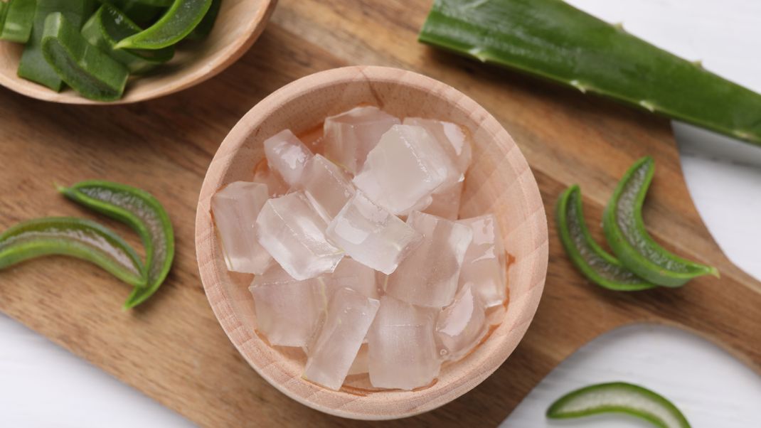 Verwende ein für den Verzehr geeignetes Aloe-vera-Gel ohne Parfumzusätze oder nutze das Gel aus einer frischen Aloe-vera-Pflanze. Aloe-vera-Saft trinken ist eine mögliche Alternative.