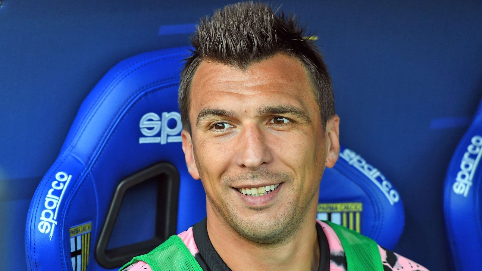 
                <strong>Mario Mandzukic (Juventus Turin)</strong><br>
                Der 33-Jährige Stürmer ist beim italienischen Serienmeister Juventus Turin nicht mehr gefragt. Mandzukic stand in der laufenden Serie A-Saison noch nicht auf dem Platz, war zuletzt dreimal in Folge nicht im Kader. Nachdem sich eine Rückkehr zum FC Bayern im Sommer zerschlagen hatte, steht im Winter nun ein Wechsel nach England im Raum. Laut "Daily Mail" hat der Kroate bereits eine mündliche Einigung mit Manchester United erzielt.
              