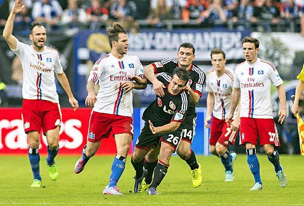 
                <strong>Hamburger SV vs. Bayer Leverkusen - das neue Hass-Duell der Bundesliga</strong><br>
                Was ist denn da los? Kyriakos Papadopoulos fängt seinen Teamkollegen Giulio Donati in einer ziemlich kuriosen Art und Weise ein, um Schlimmeres zu verhindern.
              