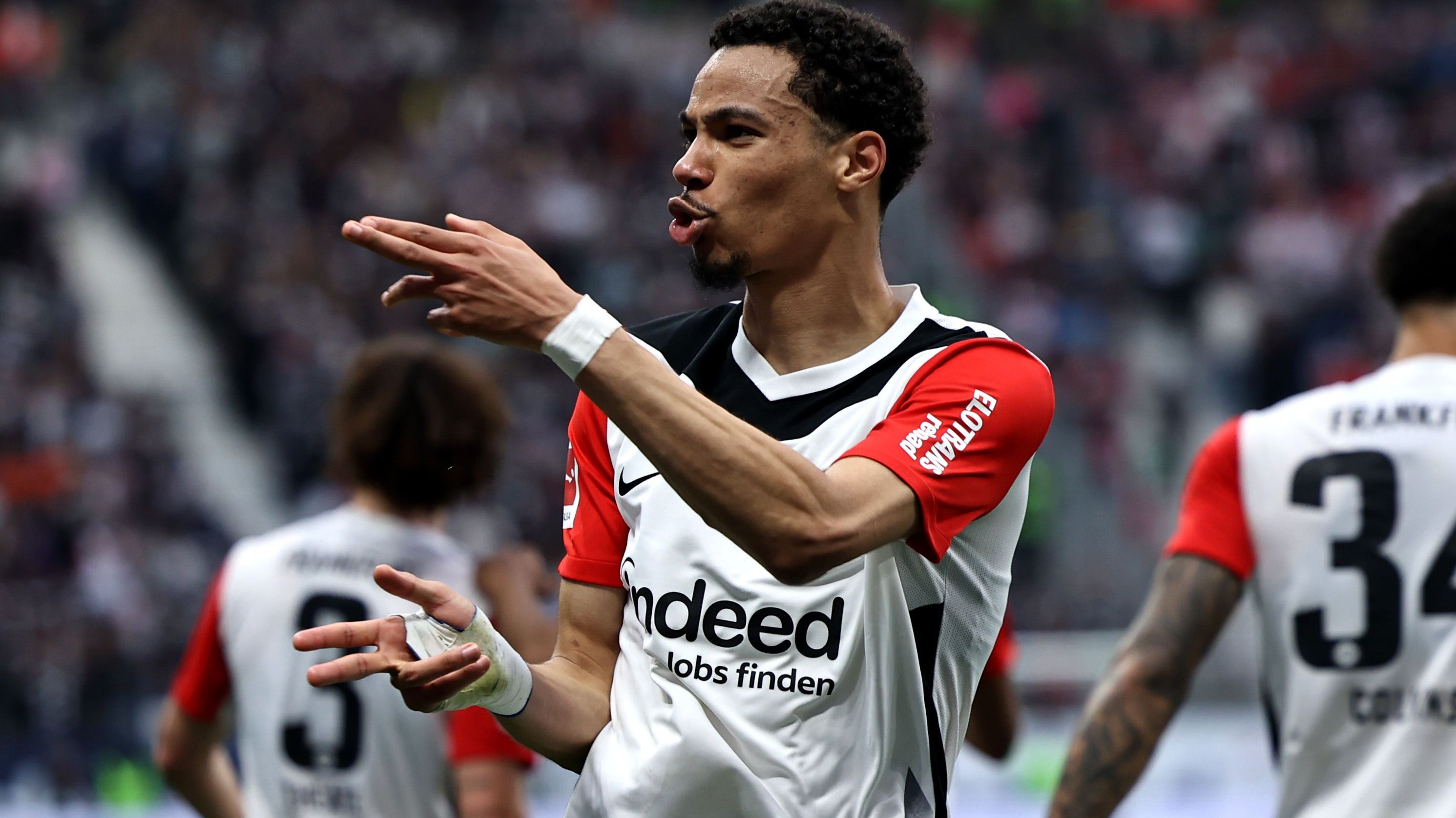<strong>Hugo Ekitike (Eintracht Frankfurt)</strong><br>In den Transferpoker um Hugo Ekitike scheint nun Bewegung zu kommen. Nachdem Fabrizio Romano am Montag von einem ersten Angebot von Newcastle United über mehr als 70 Millionen Euro berichtet hatte, sollen es nun schon an die 80 Millionen Euro sein. Über ein entsprechendes offizielles Angebot berichtet nicht nur der italienische Transferexperte, sondern auch "Sky" ...