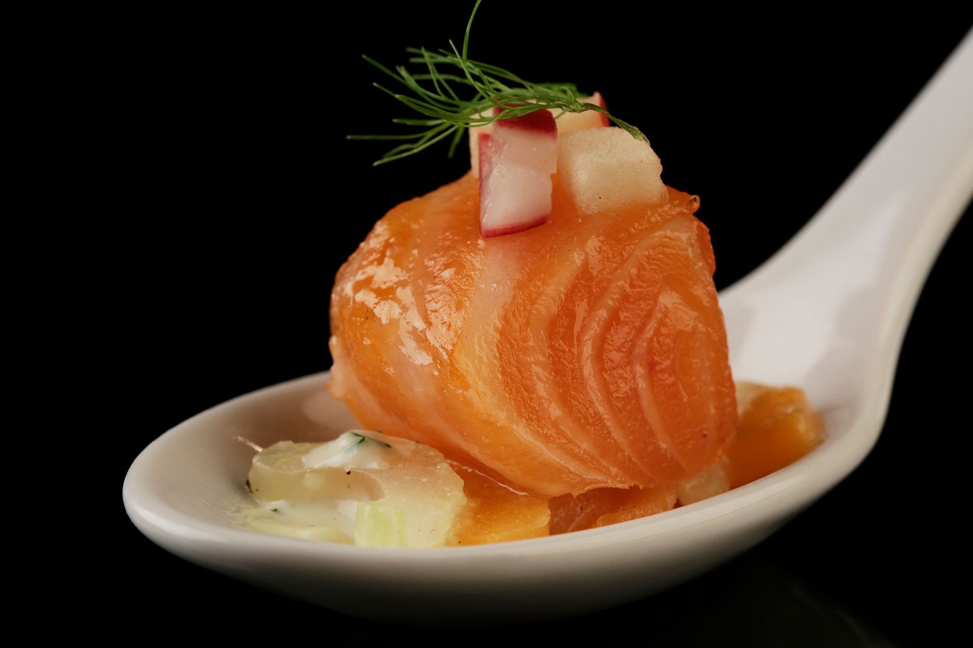 Lachs mit Senf-Dill-Sauce, Wurzelgemüse, Radieschen-Apfel-Salat